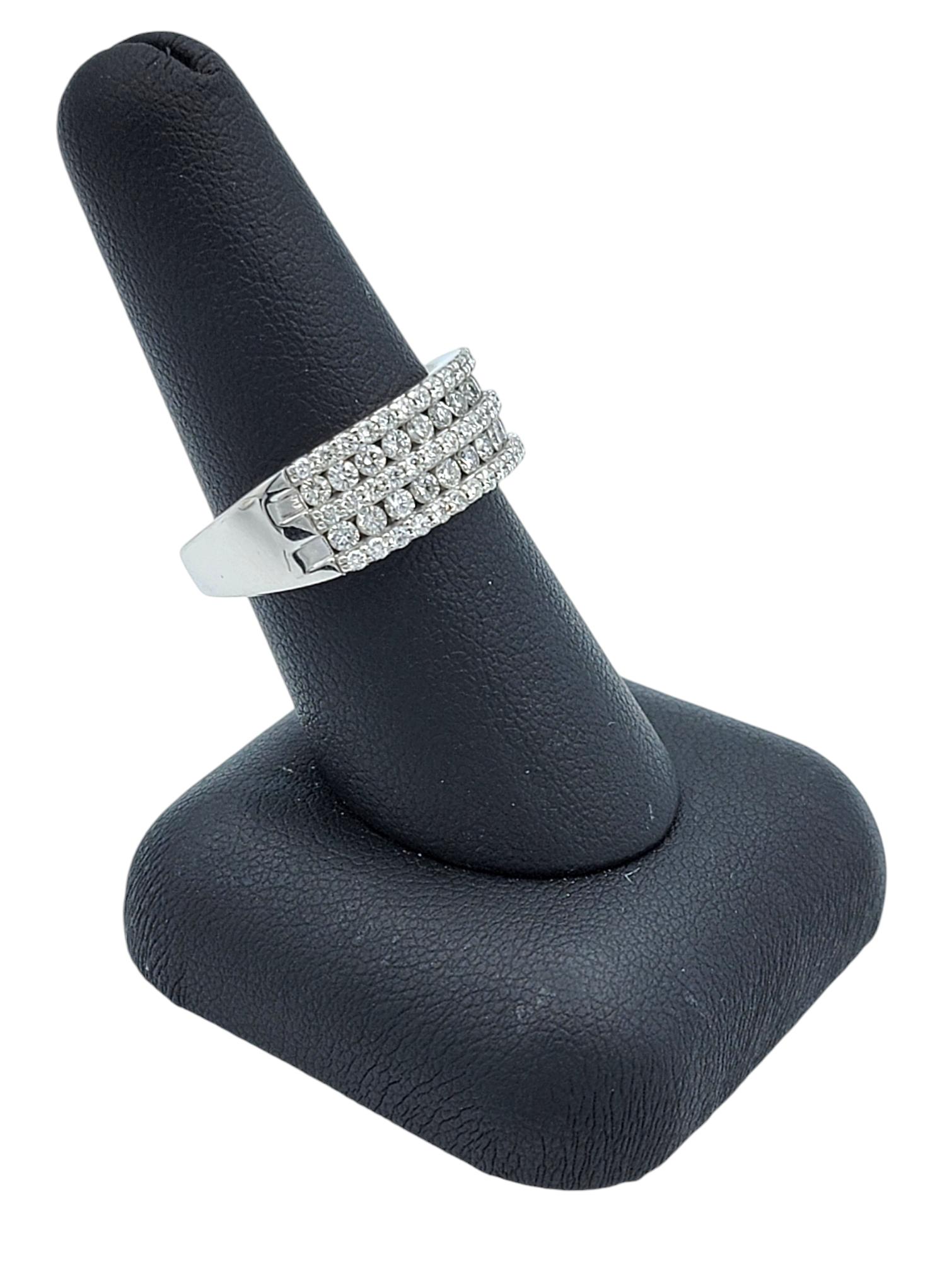 Anello a fascia larga con diamante tondo brillante a 5 file in oro lucido 18 carati, F-G / VS in vendita 5
