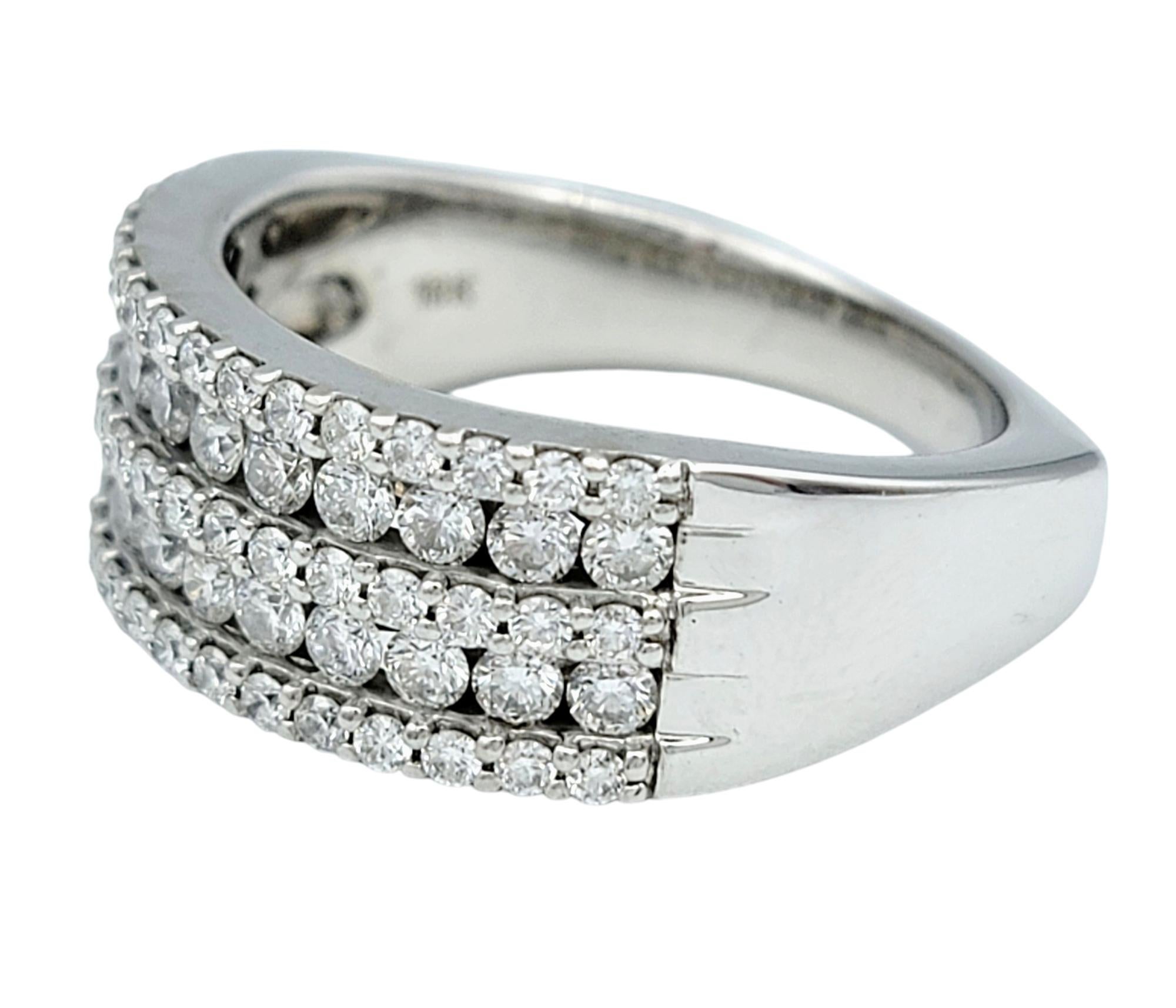 Misura dell'anello: 8 

Ti presentiamo questo splendido anello a fascia con cinque file di diamanti, un'abbagliante dimostrazione di brillantezza ed eleganza. Questo squisito pezzo presenta cinque file meticolosamente allineate di diamanti rotondi,