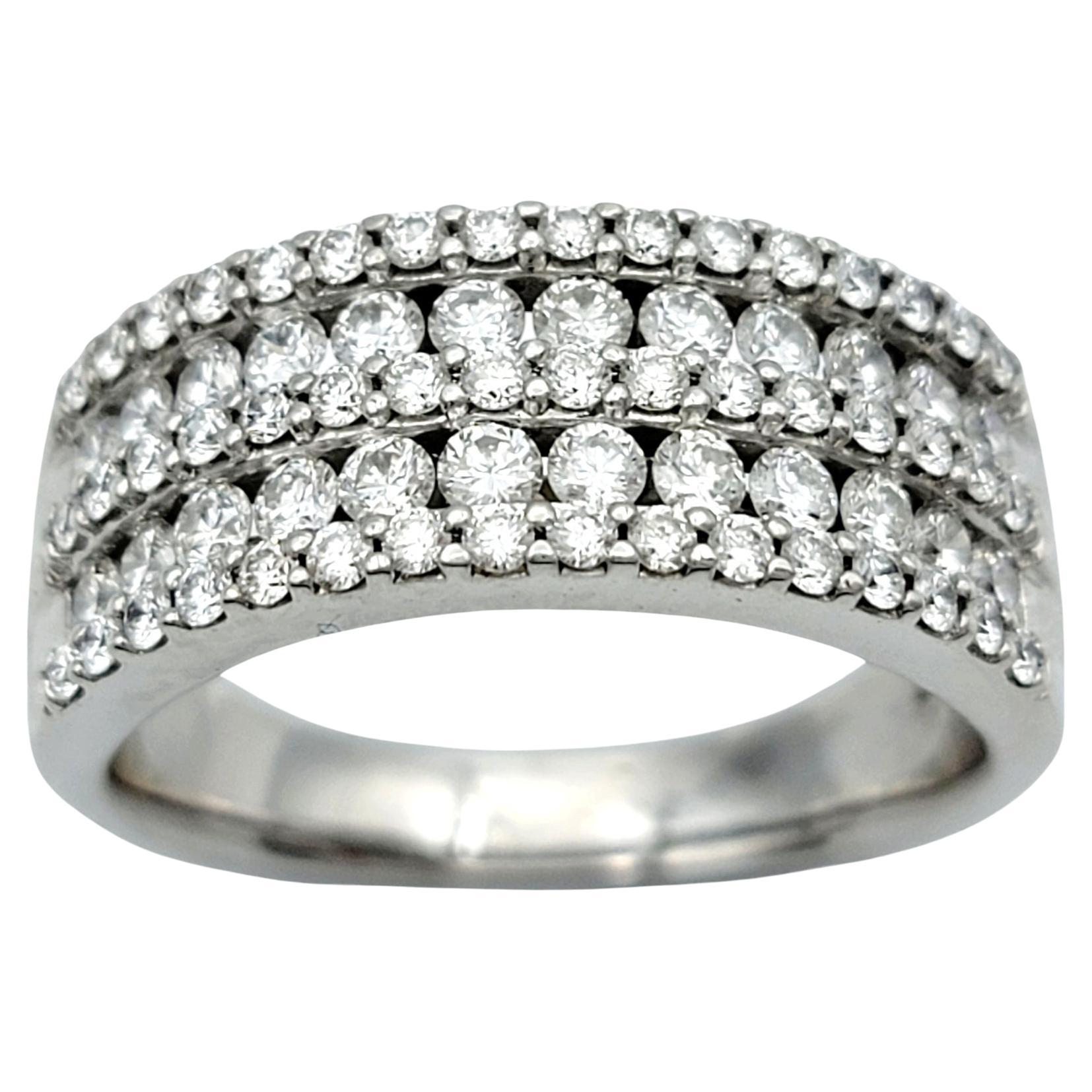 Anello a fascia larga con diamante tondo brillante a 5 file in oro lucido 18 carati, F-G / VS in vendita 1