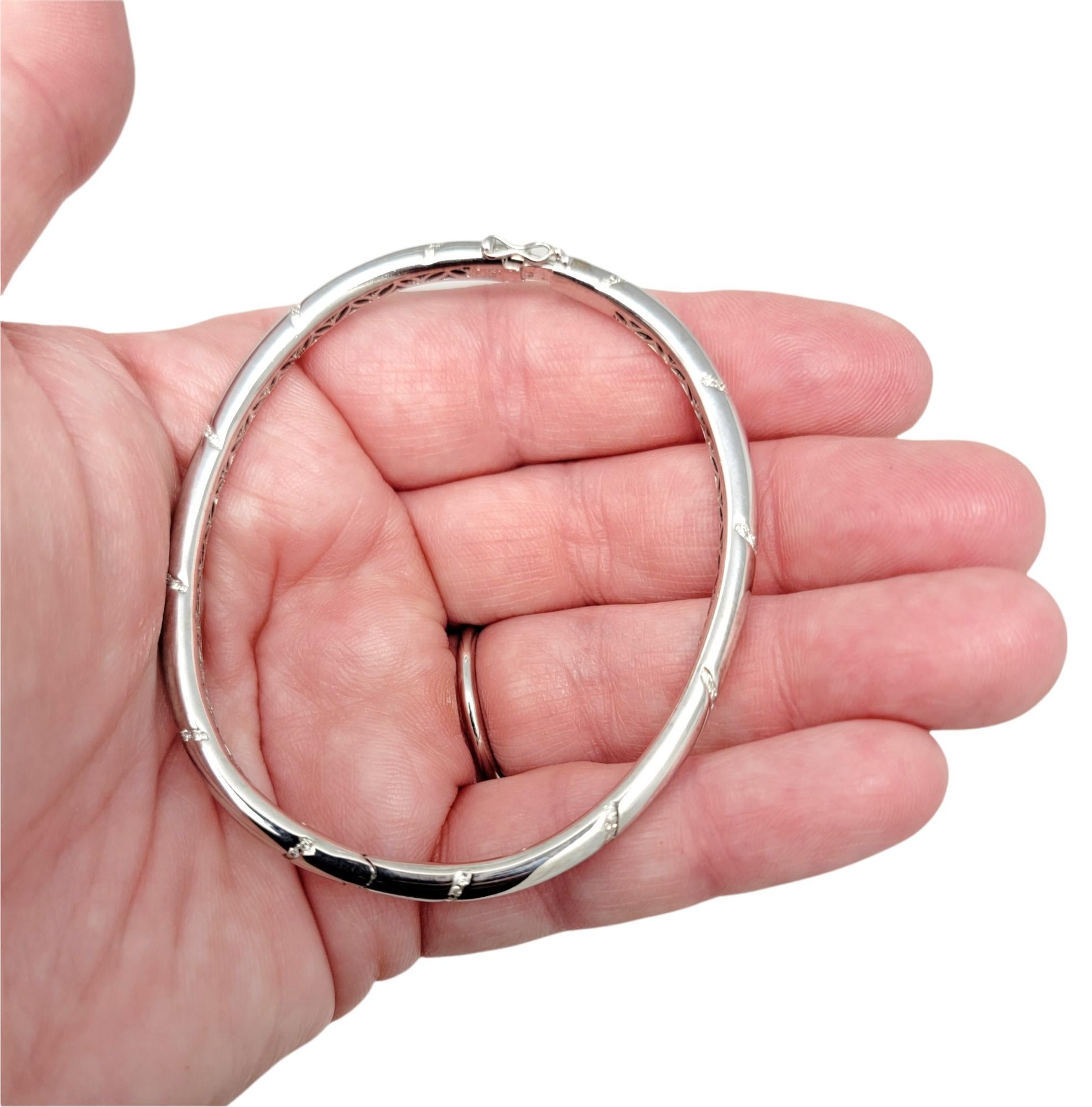 Bracelet jonc à charnières orné de diamants ronds et brillants en or blanc 18 carats en vente 7