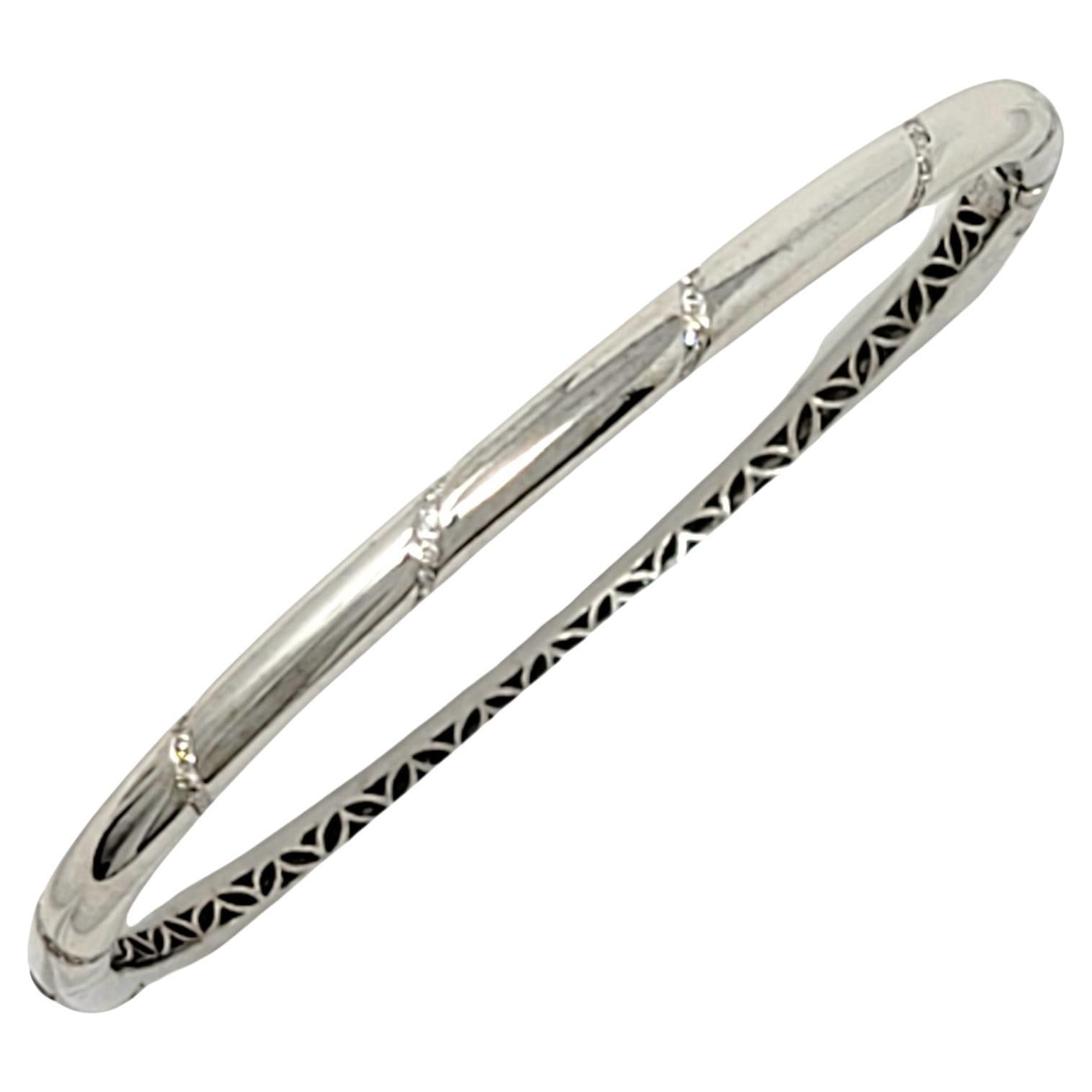 Bracelet simple mais élégant en or blanc avec des accents de diamants pavés en diagonale. 

Métal : Or blanc 18K
Diamants naturels : .37 ctw
Taille du diamant : Brillant rond
Couleur du diamant : F-G
Clarté du diamant : VS
Circonférence intérieure :
