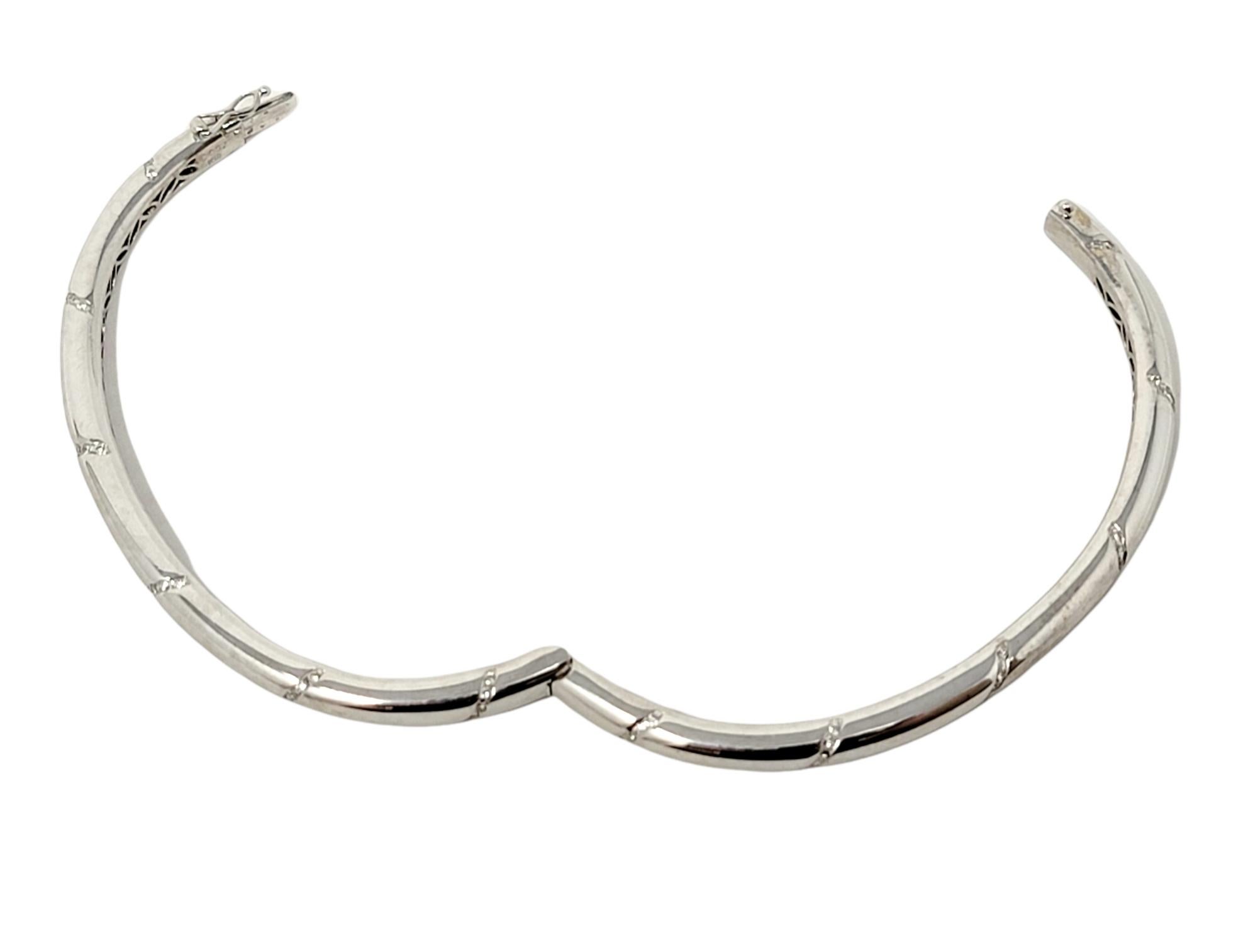 Bracelet jonc à charnières orné de diamants ronds et brillants en or blanc 18 carats en vente 1