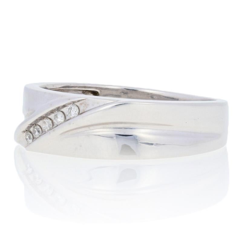 Dieser Ring hat die Größe 8, kann aber gegen eine Gebühr von $30 um 1 Größe vergrößert werden. Sobald ein Ring in der Größe geändert wurde, garantieren wir die Arbeit, aber wir können keine Rückerstattung für die Größe anbieten. Bitte kontaktieren