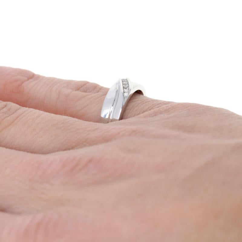 Runder Brillant-Diamant-besetzter Ehering, 10k Weißgold Herrenring im Zustand „Hervorragend“ in Greensboro, NC