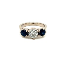 Runder Brillant-Diamant und blauer Saphir 3 Stein-Ring in 18K Weißgold