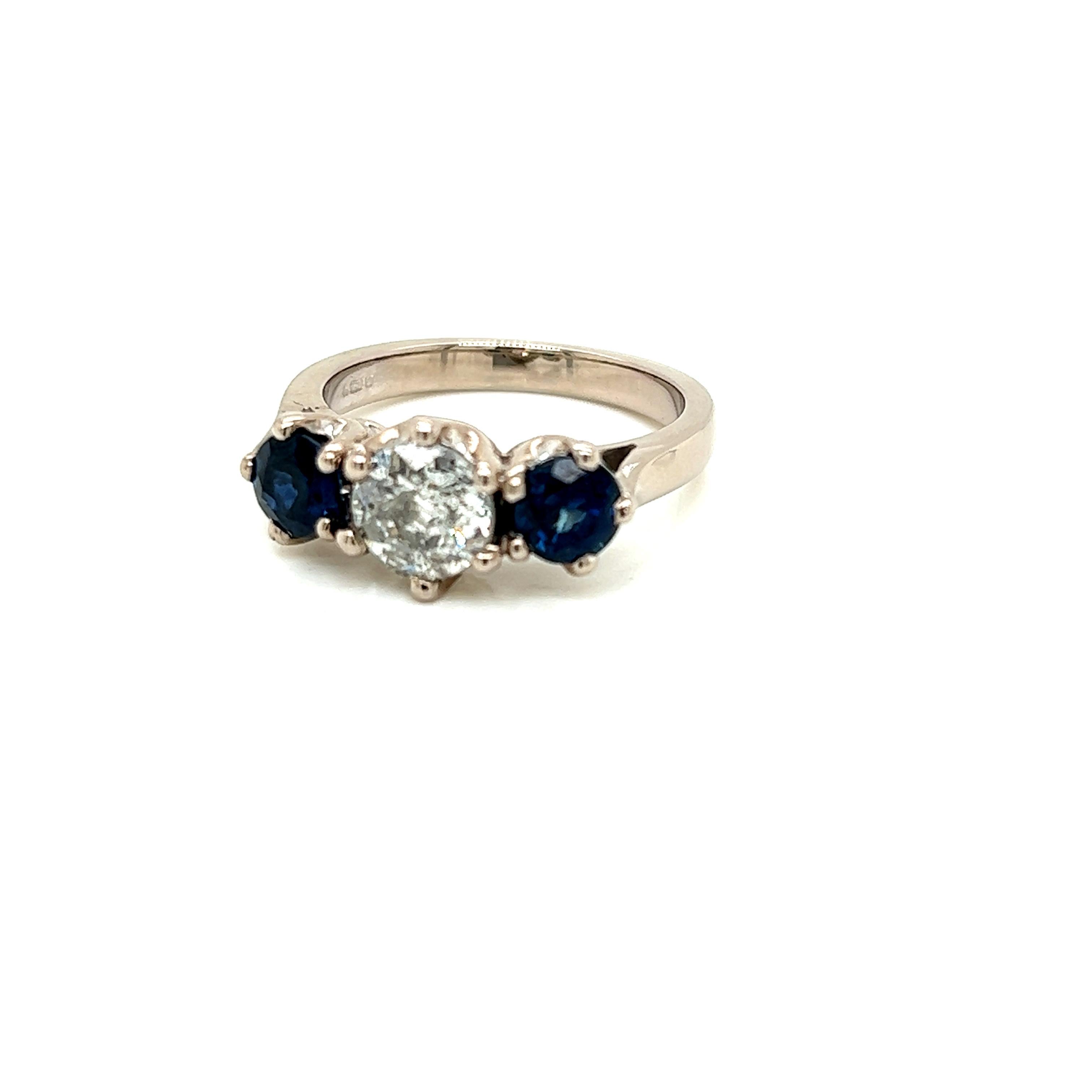 Round Brilliant Diamond and Blue Sapphire 3 Stone Ring in 18K White Gold In New Condition For Sale In London, GB