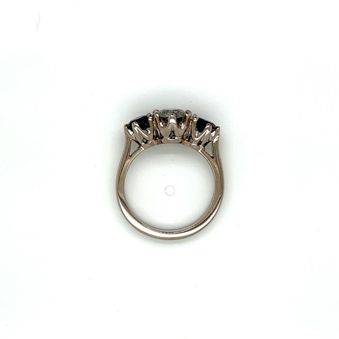 Runder Brillant-Diamant und blauer Saphir 3 Stein-Ring in 18K Weißgold Damen im Angebot