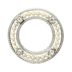 Round Brilliant Diamond and Seed Pearl Circle Platinum Brooch E-F / VVS2