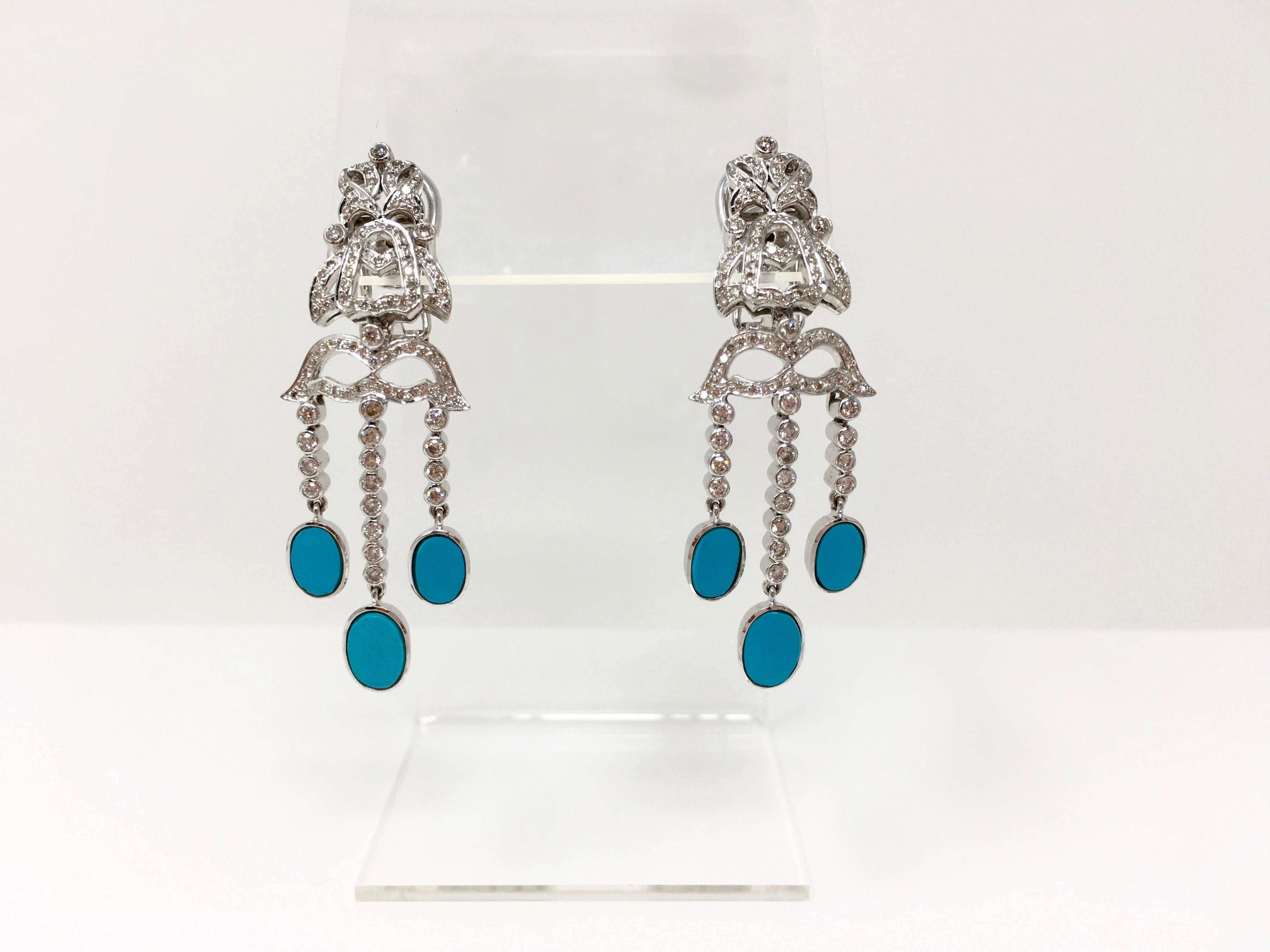 Ce magnifique pendentif en trois parties, à la fois élégant et stylé, est fabriqué à la main en or blanc 18 carats. Cet ensemble de trois pendentifs comprend une paire de boucles d'oreilles et un collier à chaîne. Le total des diamants  Le poids