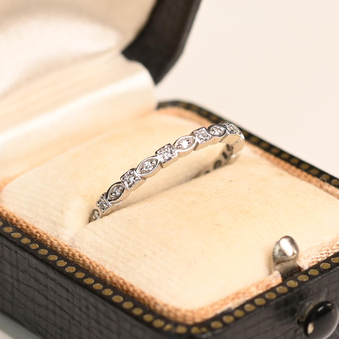 Questa squisita fascia per l'eternità in platino è un'espressione senza tempo di eleganza e raffinatezza. Caratterizzato da una delicata disposizione di diamanti rotondi con taglio a brillante, ogni pietra è meticolosamente incastonata in montature