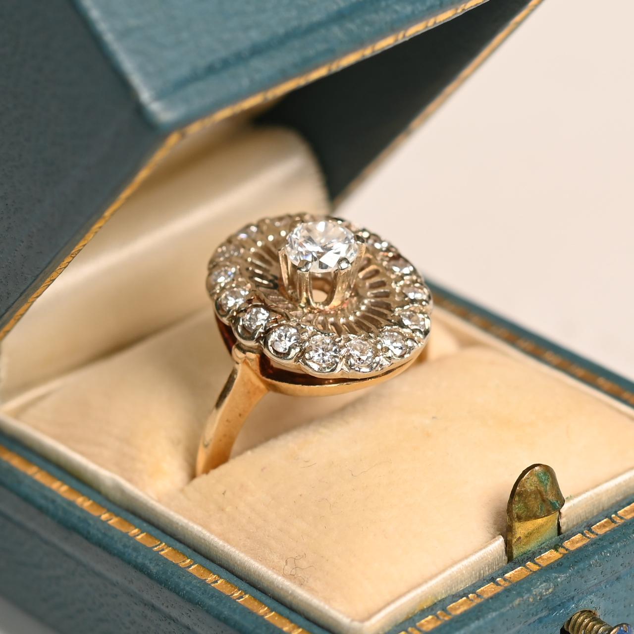 Cette exquise bague en or jaune 14k met en valeur un époustouflant diamant rond de taille brillant, serti en son centre. D'un poids d'environ 0,4 carat, le diamant présente une couleur H et une pureté VS1, ce qui lui confère une brillance et une