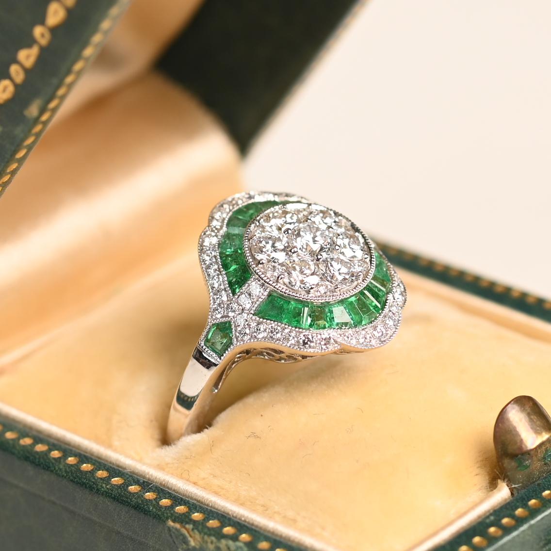 Questo squisito anello sfoggia al centro un abbagliante gruppo di diamanti rotondi con taglio a brillante, che vantano un impressionante colore H e una purezza VS1-VS2. Questi diamanti radiosi sono incorniciati ad arte da una doppia aureola,