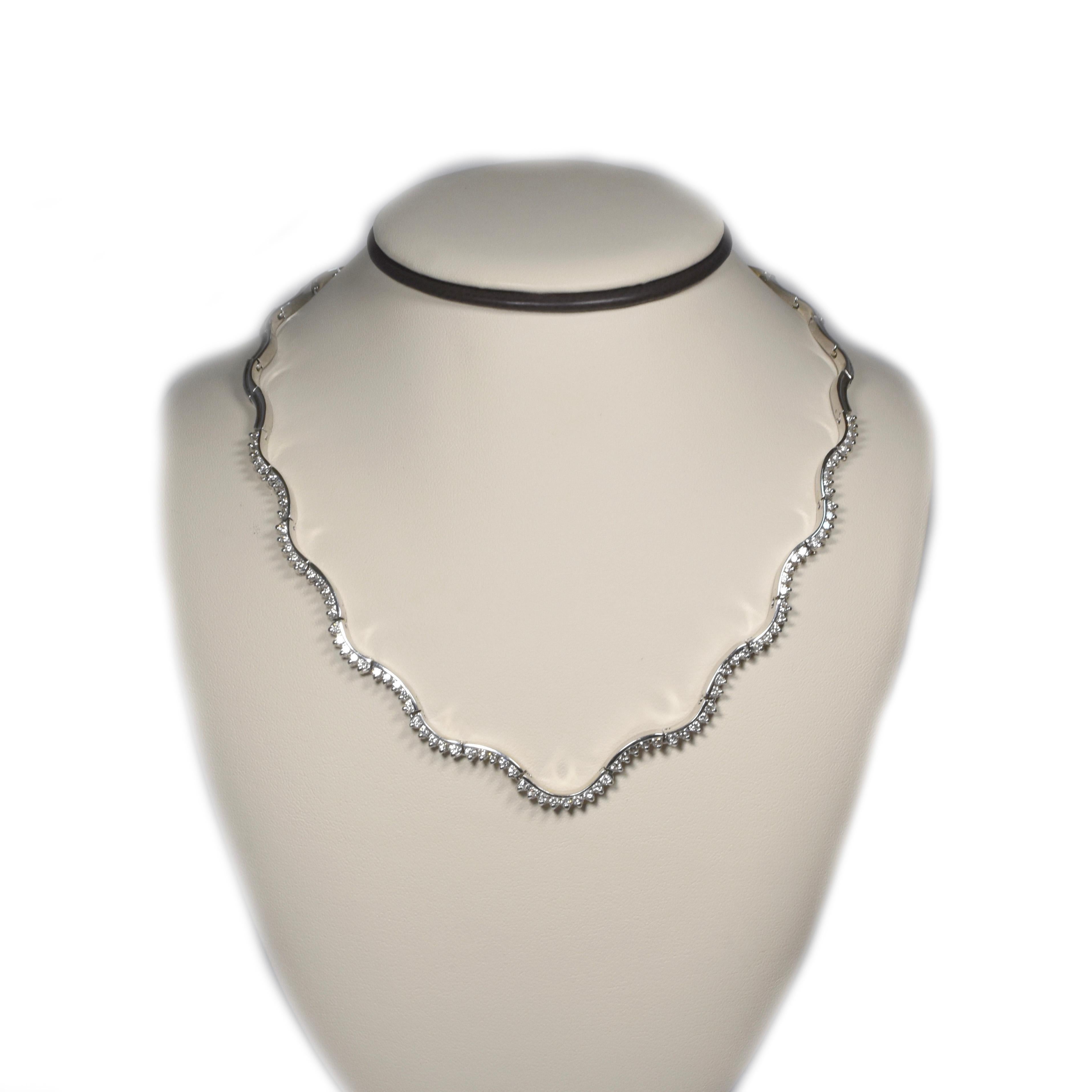 A very special necklace for an evening out, or the perfect accessory to spice up a casual outfit; this wavy and articulated diamond tennis necklace features 89 round brilliant cut diamonds sparkling on a 14k white gold mounting, strong impression