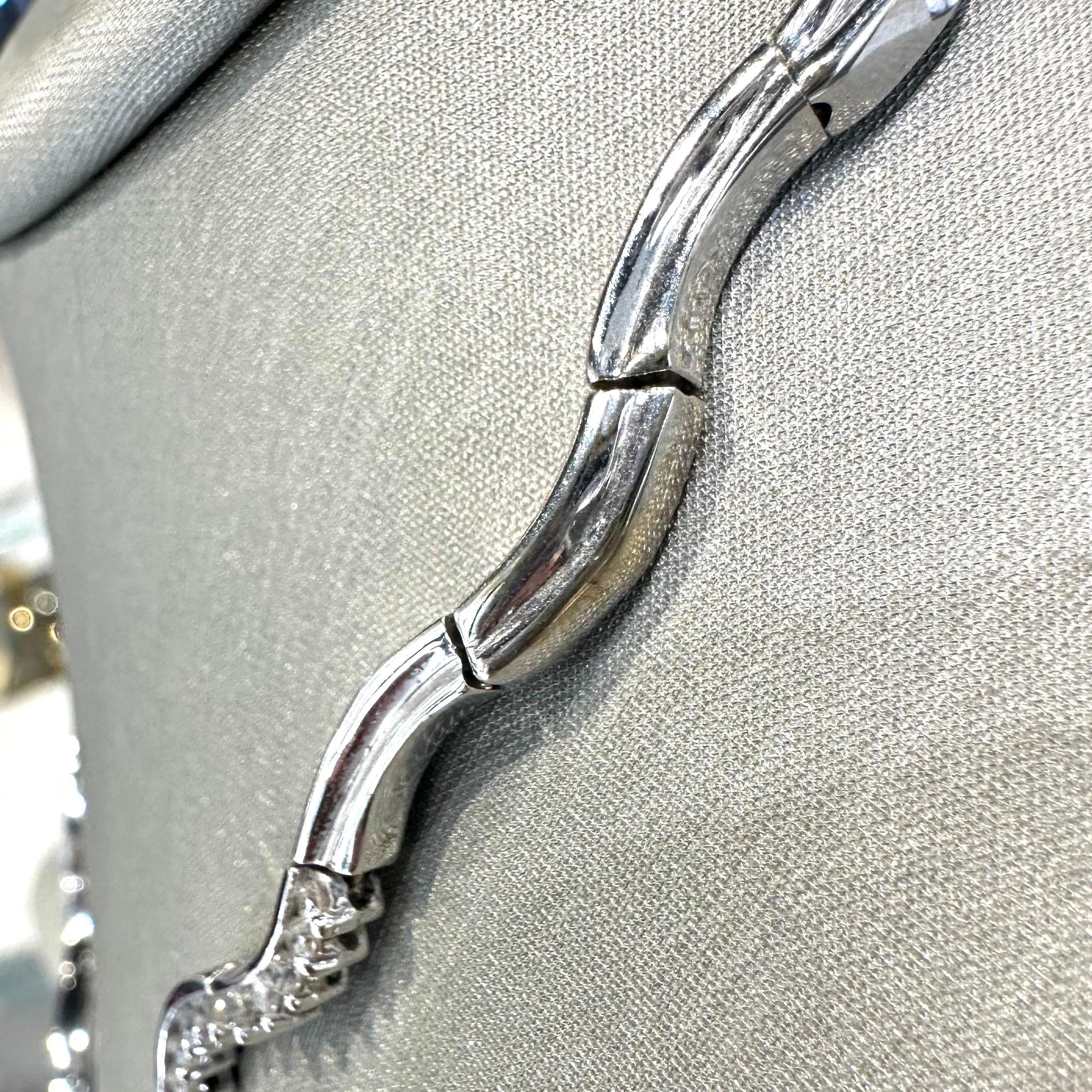 Round Brilliant Diamond Articulated Wavy Tennis Necklace in 14k White Gold In Good Condition For Sale In Miami, FL