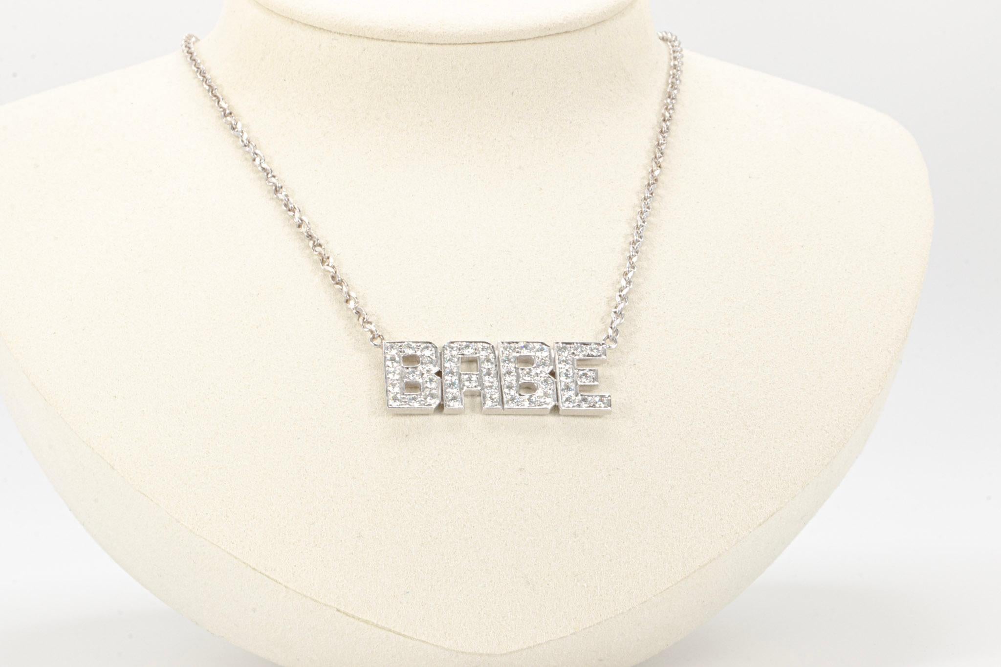 Collana Babe con diamanti tondi e brillanti in oro bianco 14 carati

Eleva la tua collezione di gioielli con questa splendida collana Babe con diamanti tondi e brillanti, sapientemente realizzata in oro bianco 14 carati. Questo pezzo elegante è