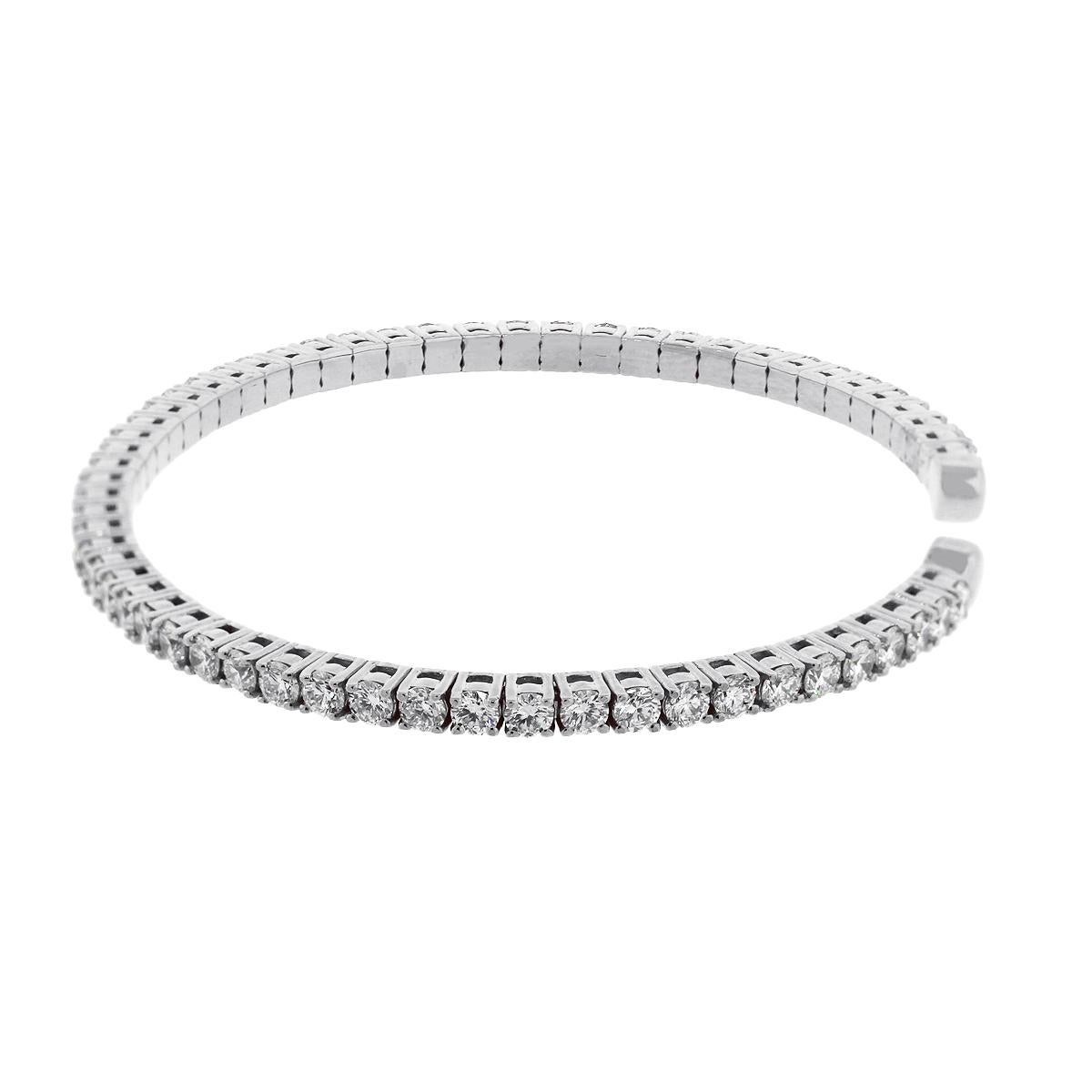 Style: Diamond Bangle
Material: 14k White Gold
Diamond Details: Approximately 2.60ctw of round brilliant diamonds. Diamonds are G/H in color and VS in clarity.
Total Weight: 8.9g (5.7dwt)
Bracelet Measurements: Will fit a 6″ Wrist
SKU: A30311892