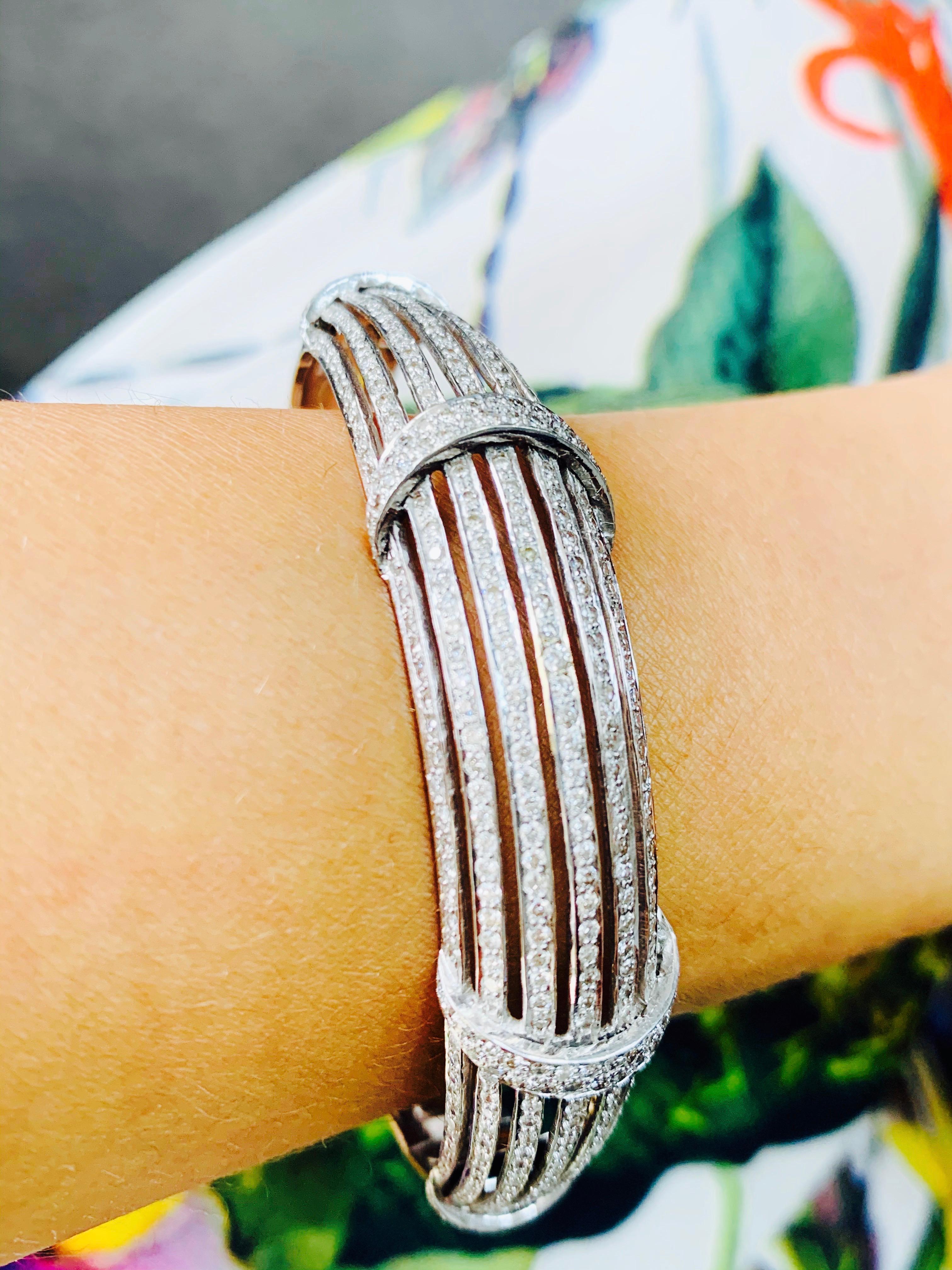 Déclaration d'élégance intemporelle, ce bracelet en or et diamants incarne l'équilibre parfait entre sophistication classique et raffinement moderne. 
Ce magnifique bracelet en diamants est fabriqué à la main en or blanc 18 K. Les détails sont les
