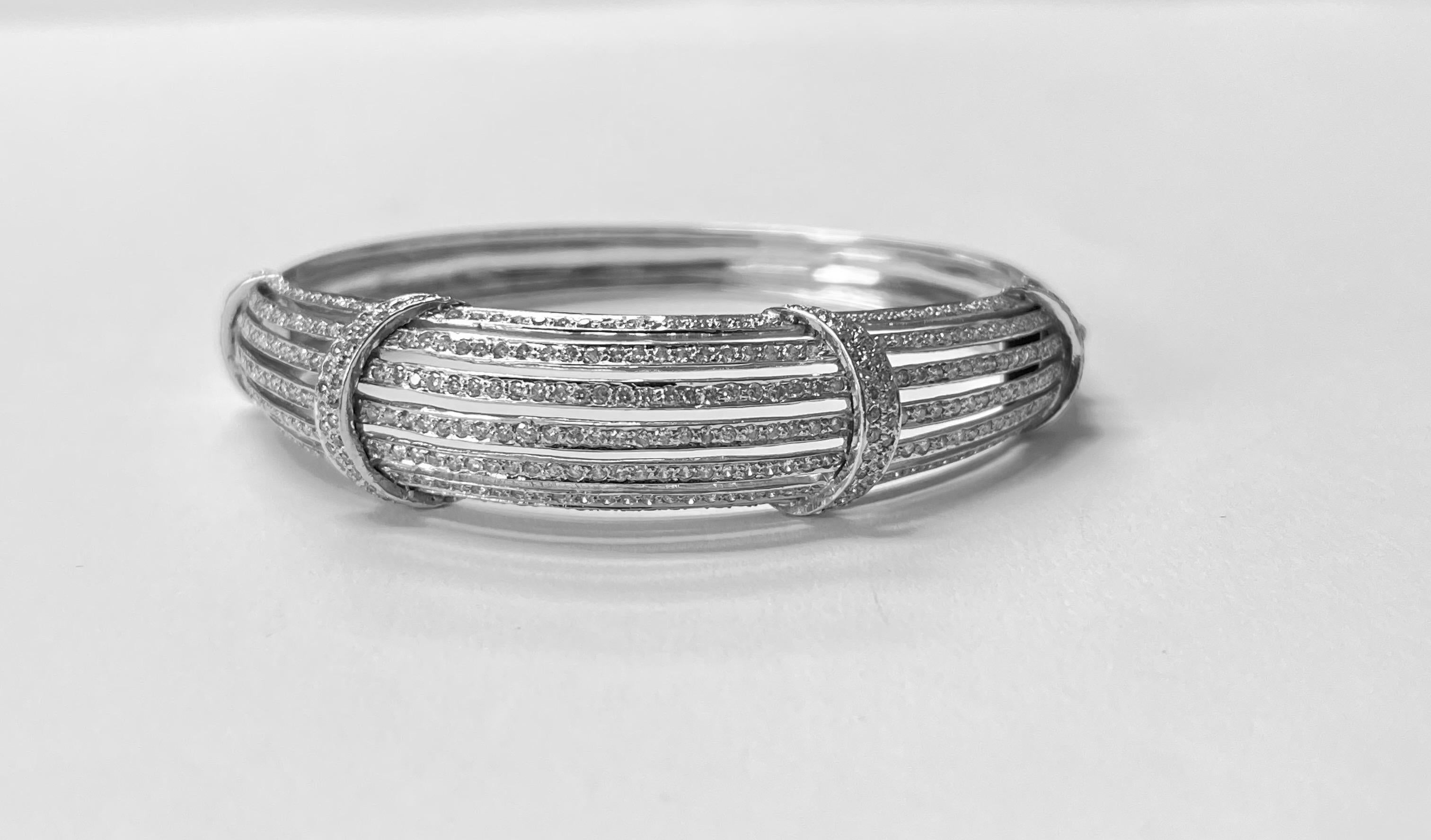 Taille ronde Bracelet en or blanc 18 carats avec diamants ronds et brillants en vente