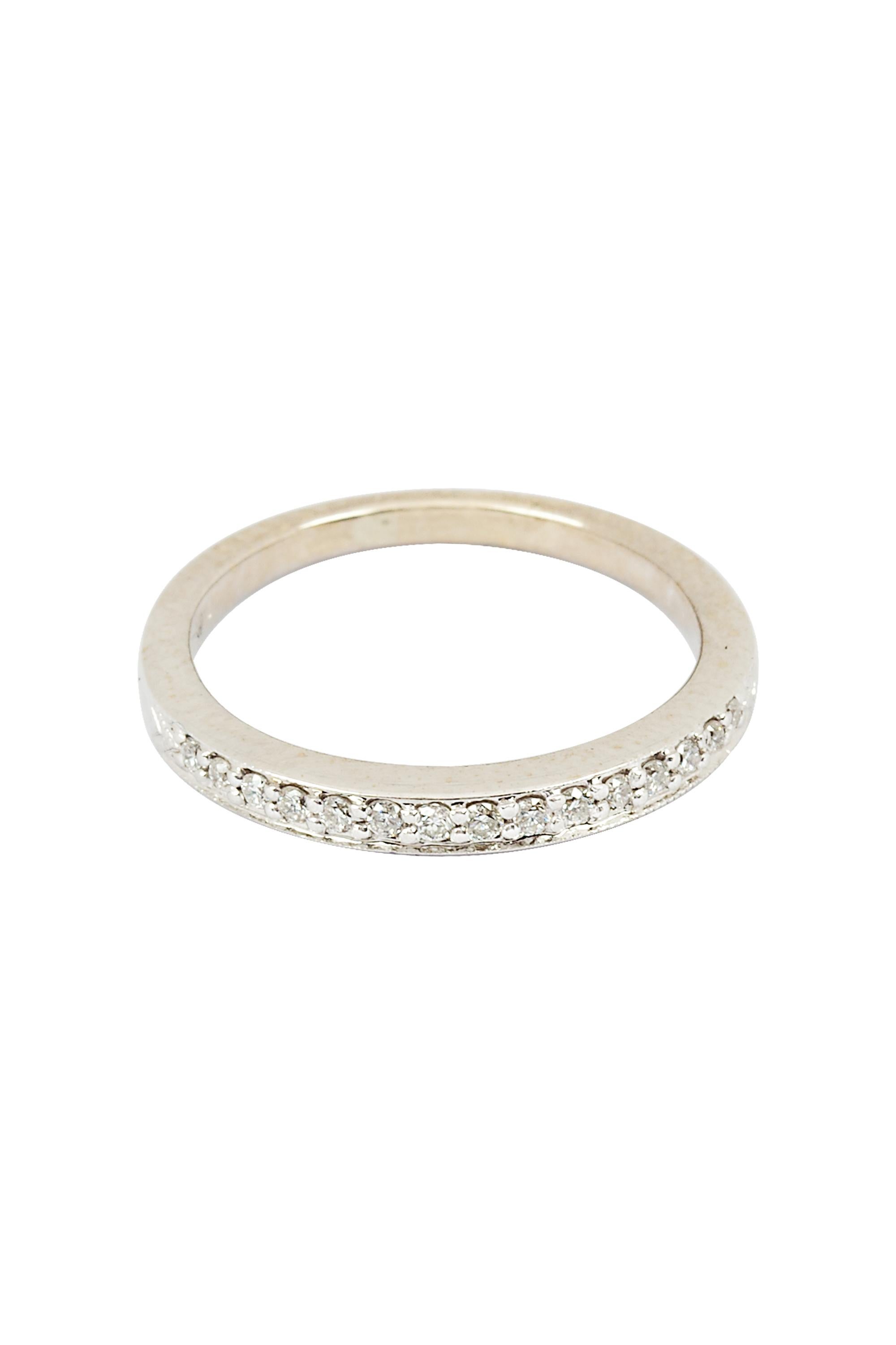Taille ronde Alliance d'éternité en or blanc 14 carats sertie de perles de diamants ronds et brillants en vente