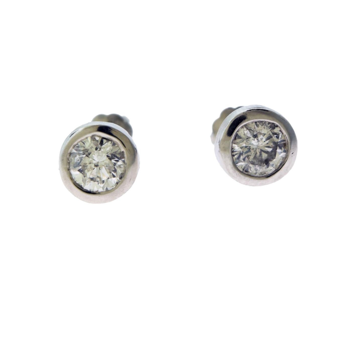 Round Brilliant Diamond Bezel Set in White Gold Stud Earrings In Good Condition For Sale In Miami, FL