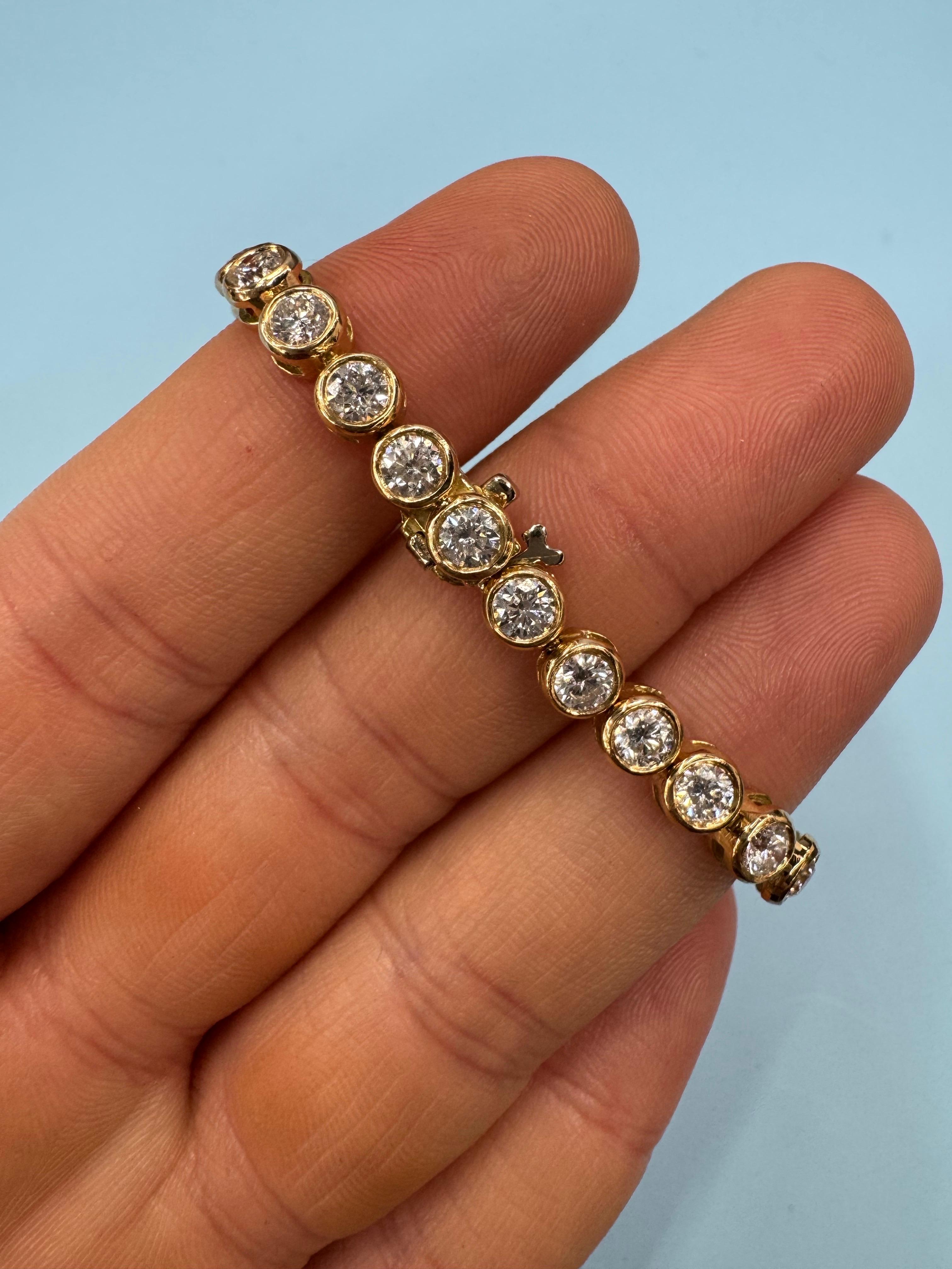 Bracciale da tennis con lunetta di diamanti tondi e brillanti 5,70 carati in oro giallo 18 carati in vendita 4
