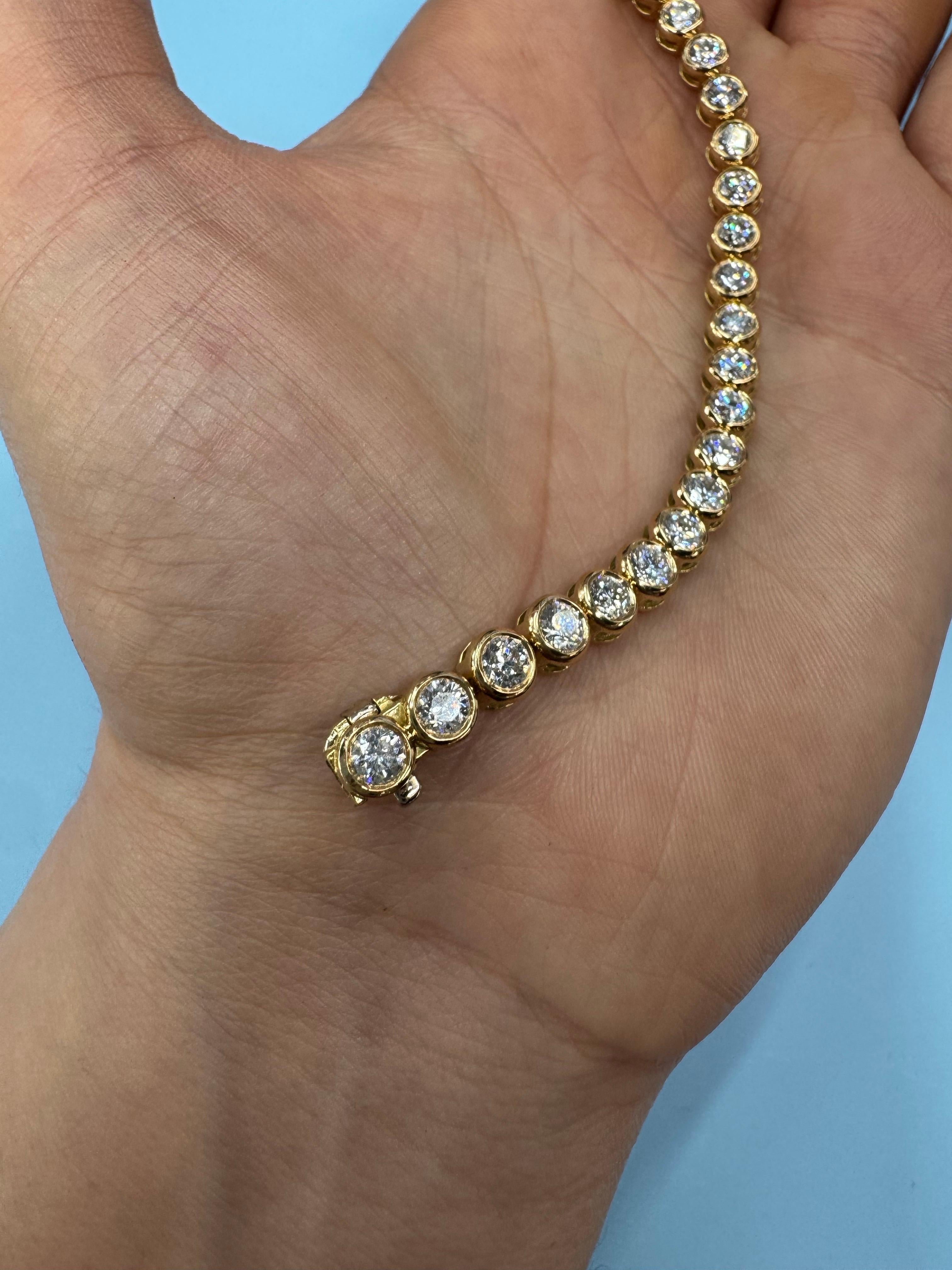 Bracciale da tennis con lunetta di diamanti tondi e brillanti 5,70 carati in oro giallo 18 carati in vendita 5