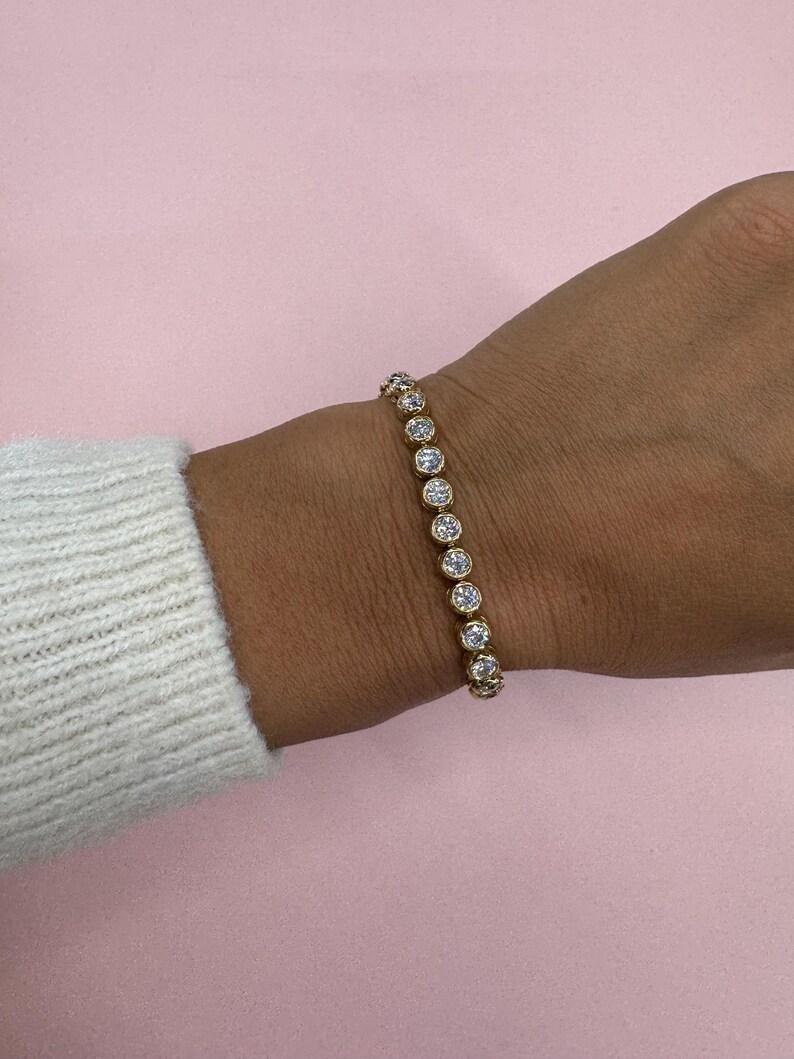 Bracciale da tennis con lunetta di diamanti tondi e brillanti 5,70 carati in oro giallo 18 carati in vendita 6