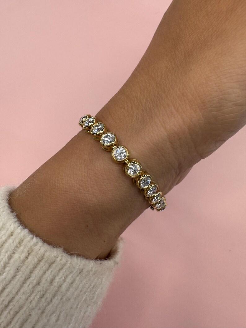 Bracciale da tennis con lunetta di diamanti tondi e brillanti 5,70 carati in oro giallo 18 carati in vendita 7