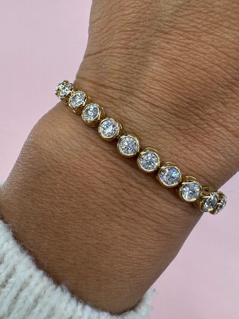 Bracciale da tennis con lunetta di diamanti tondi e brillanti 5,70 carati in oro giallo 18 carati in vendita 8