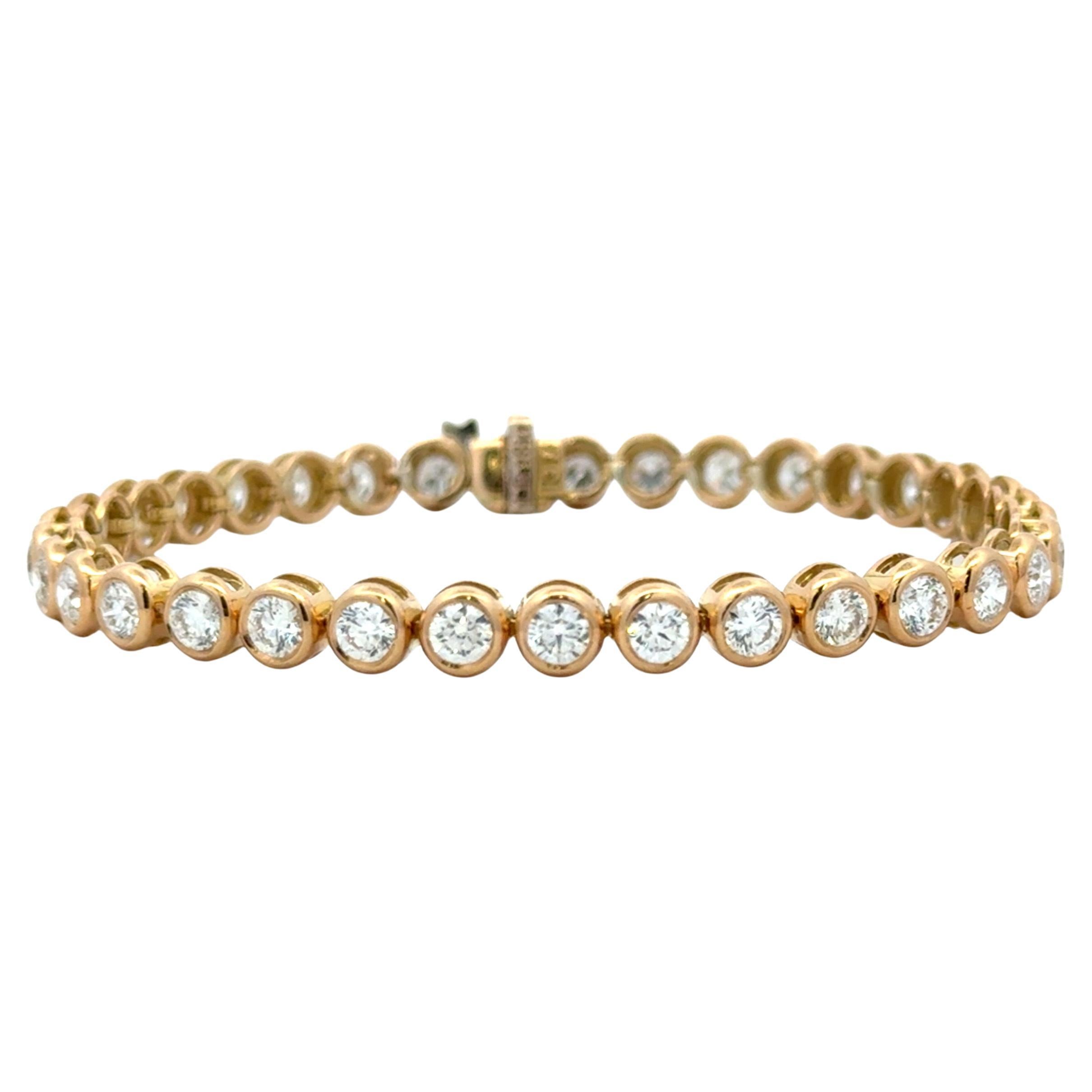 Bracciale tennis in oro giallo 18 carati con 35 Brillianti rotondi del peso di 5,70 carati. 
Colore G
Chiarezza VS1-VS2
Diamanti medi 0,16 carati

Altri bracciali e collane con castone in stock.
Messaggio per foto e dettagli 