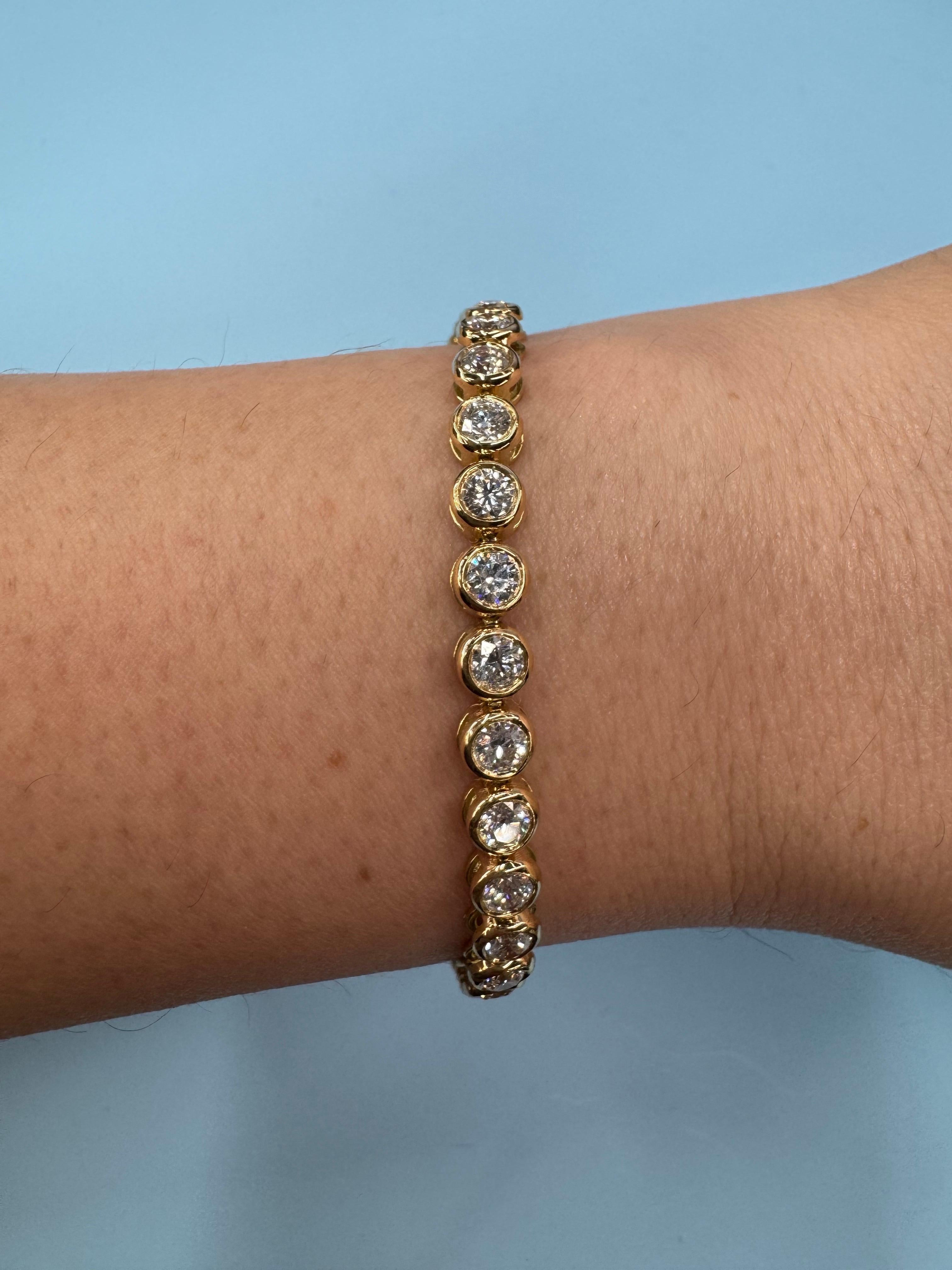 Bracciale da tennis con lunetta di diamanti tondi e brillanti 5,70 carati in oro giallo 18 carati In condizioni Nuovo in vendita a New York, NY