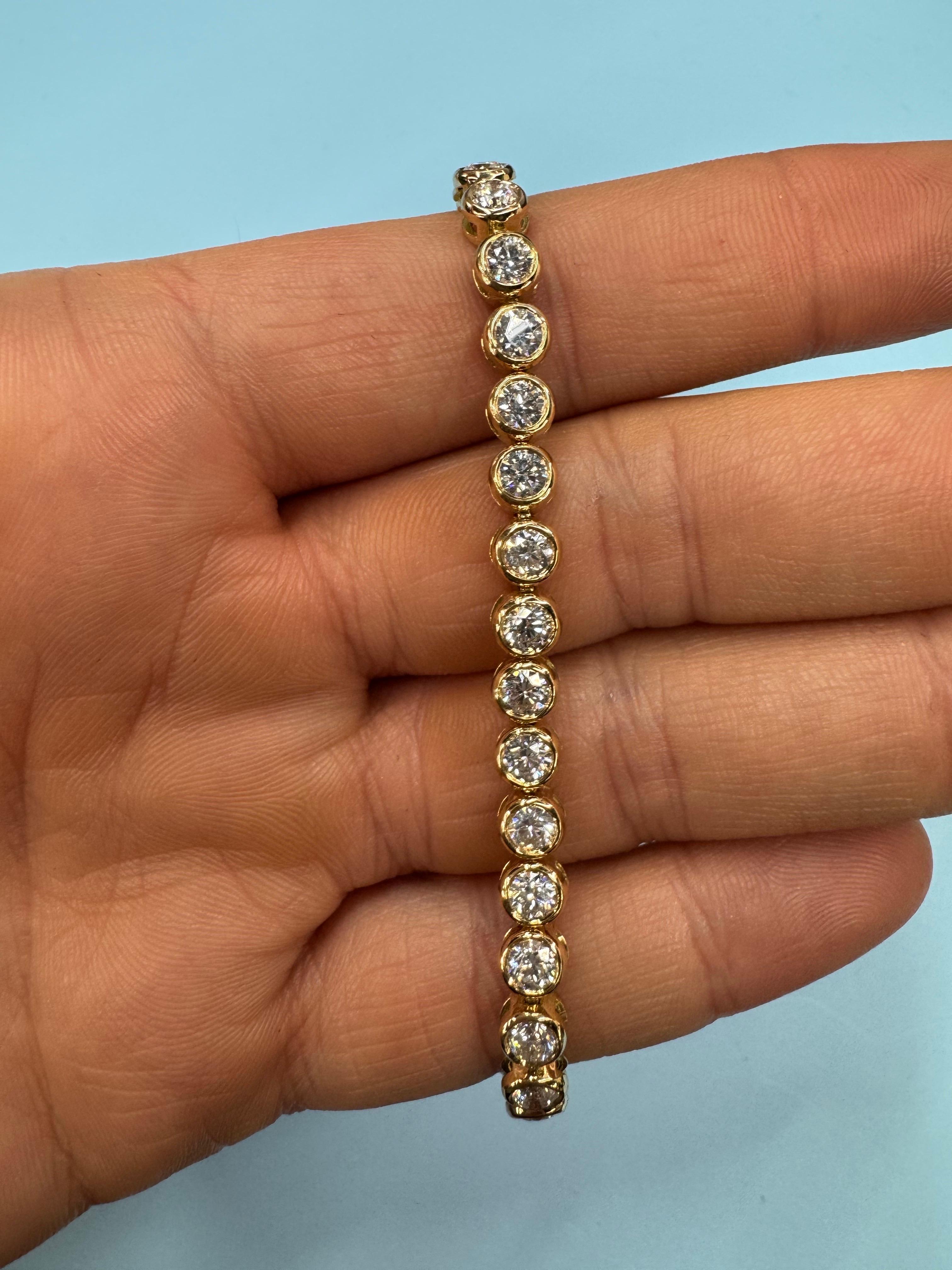 Donna Bracciale da tennis con lunetta di diamanti tondi e brillanti 5,70 carati in oro giallo 18 carati in vendita