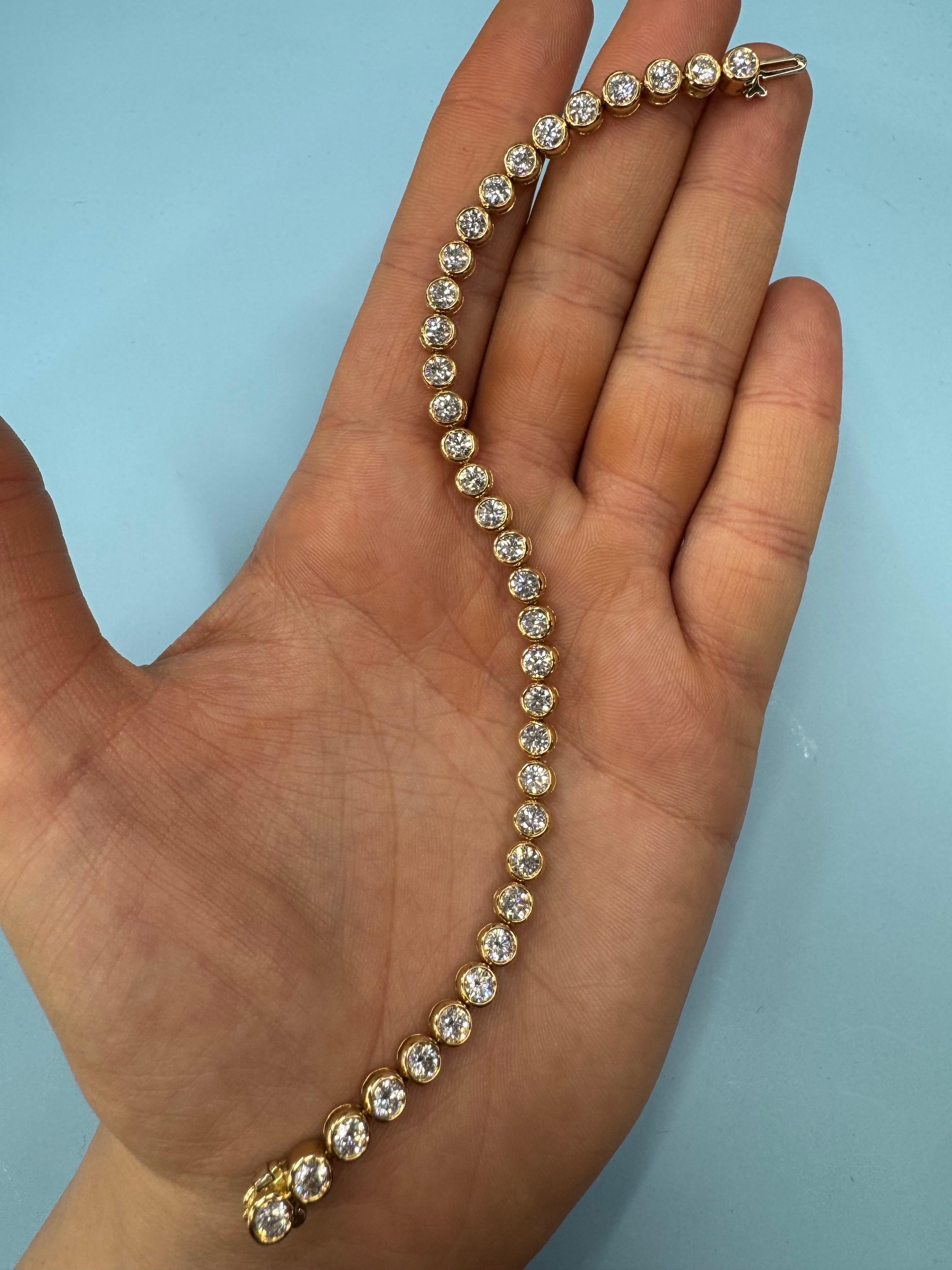 Bracciale da tennis con lunetta di diamanti tondi e brillanti 5,70 carati in oro giallo 18 carati in vendita 1
