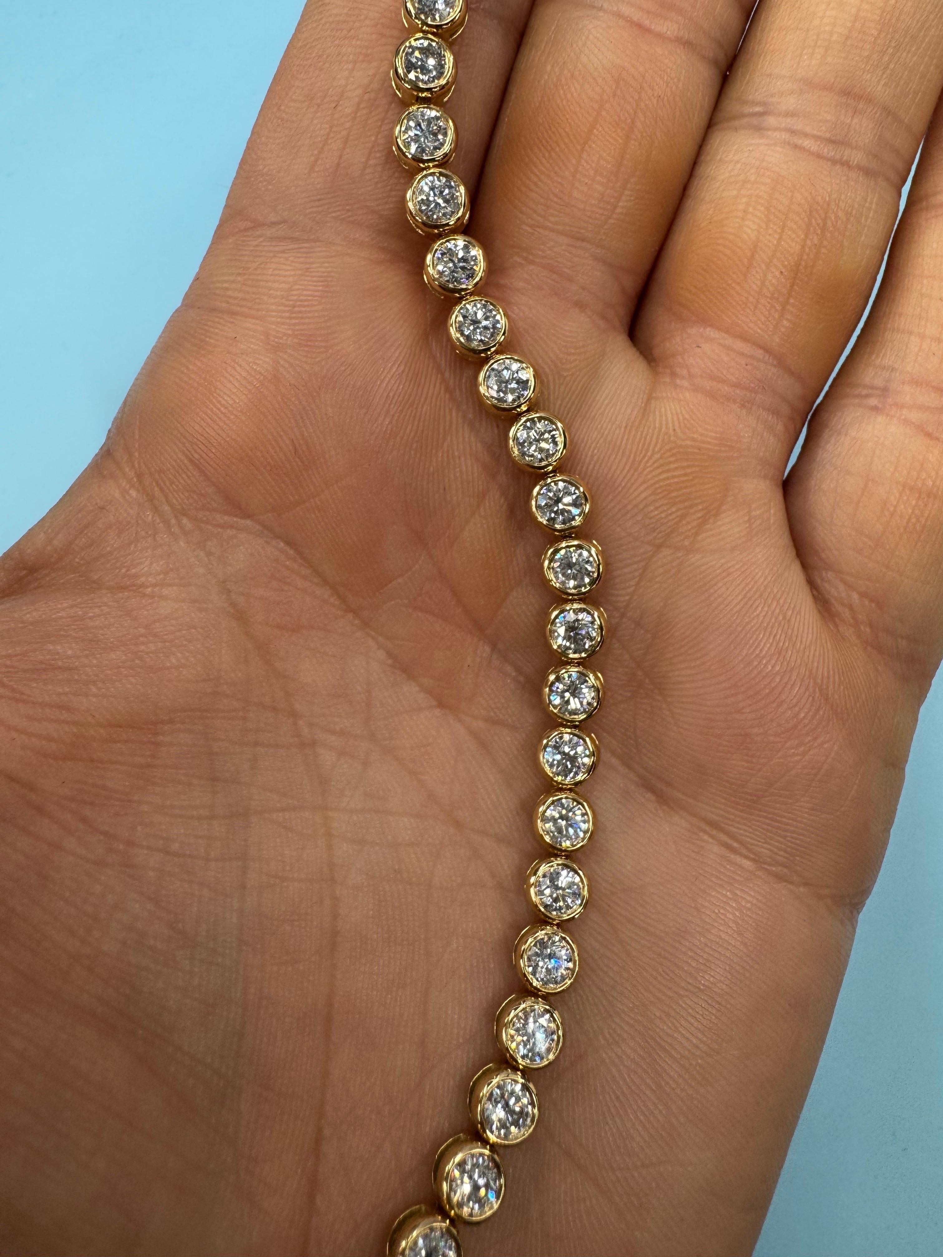 Bracciale da tennis con lunetta di diamanti tondi e brillanti 5,70 carati in oro giallo 18 carati in vendita 2