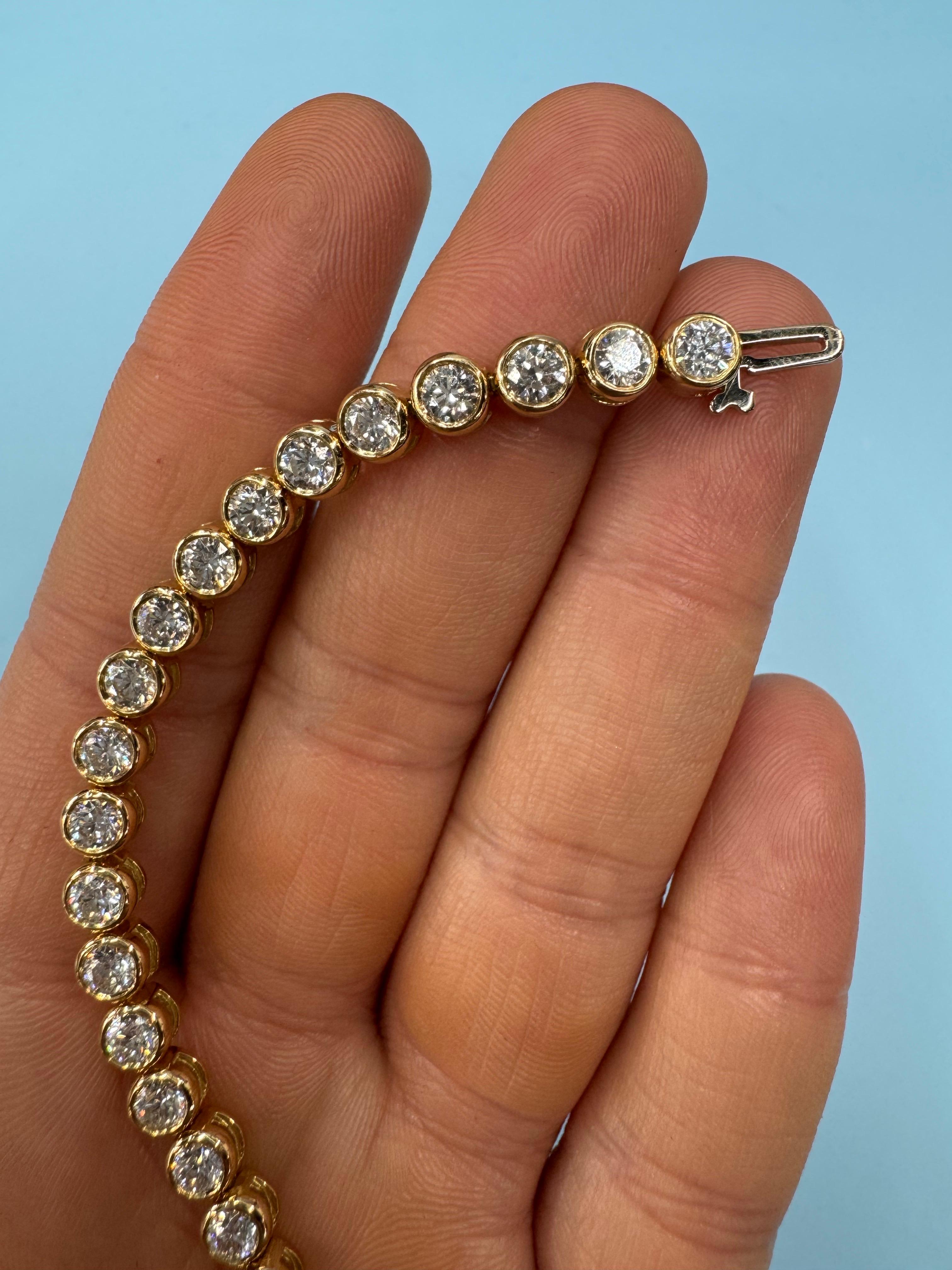Bracciale da tennis con lunetta di diamanti tondi e brillanti 5,70 carati in oro giallo 18 carati in vendita 3