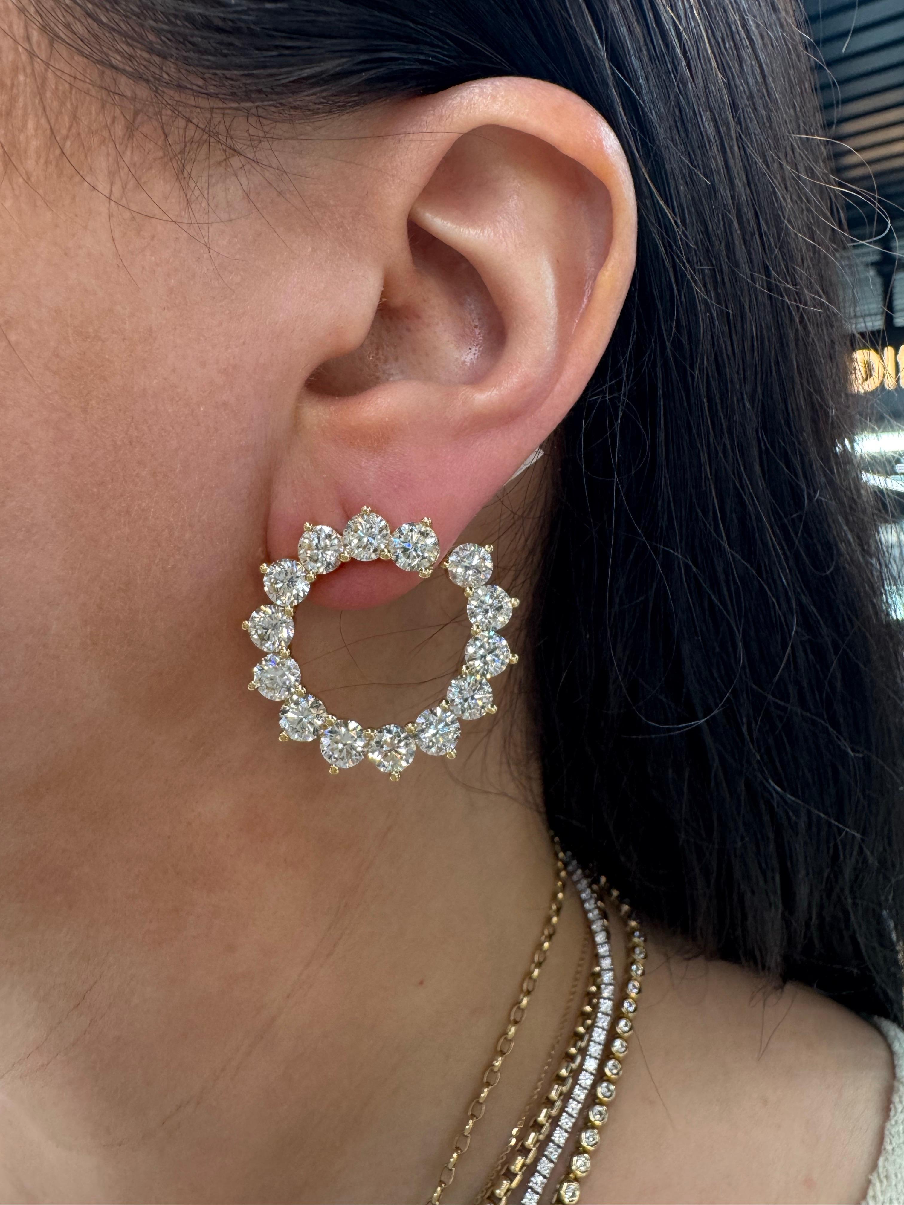 Un design audace e senza tempo con 28 diamanti a taglio brillante per un totale di circa 13,26 carati, ciascuno con una media di 0,47 carati. Classificati con purezza VS2-SI1 e colore G-H, i diamanti sono incastonati in un suggestivo motivo a