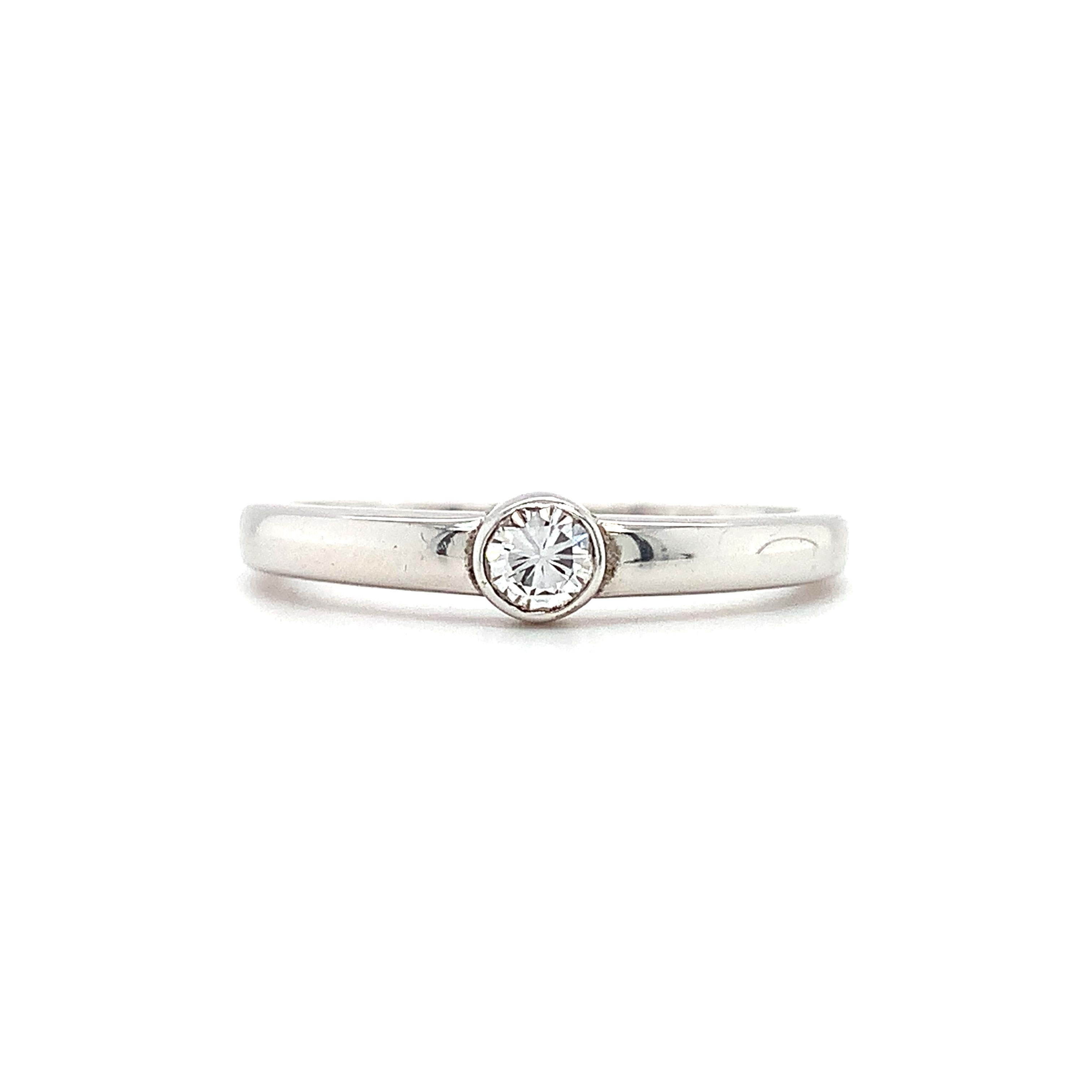 Modern Round brilliant diamond classic solitaire engagement ring 18k white gold For Sale