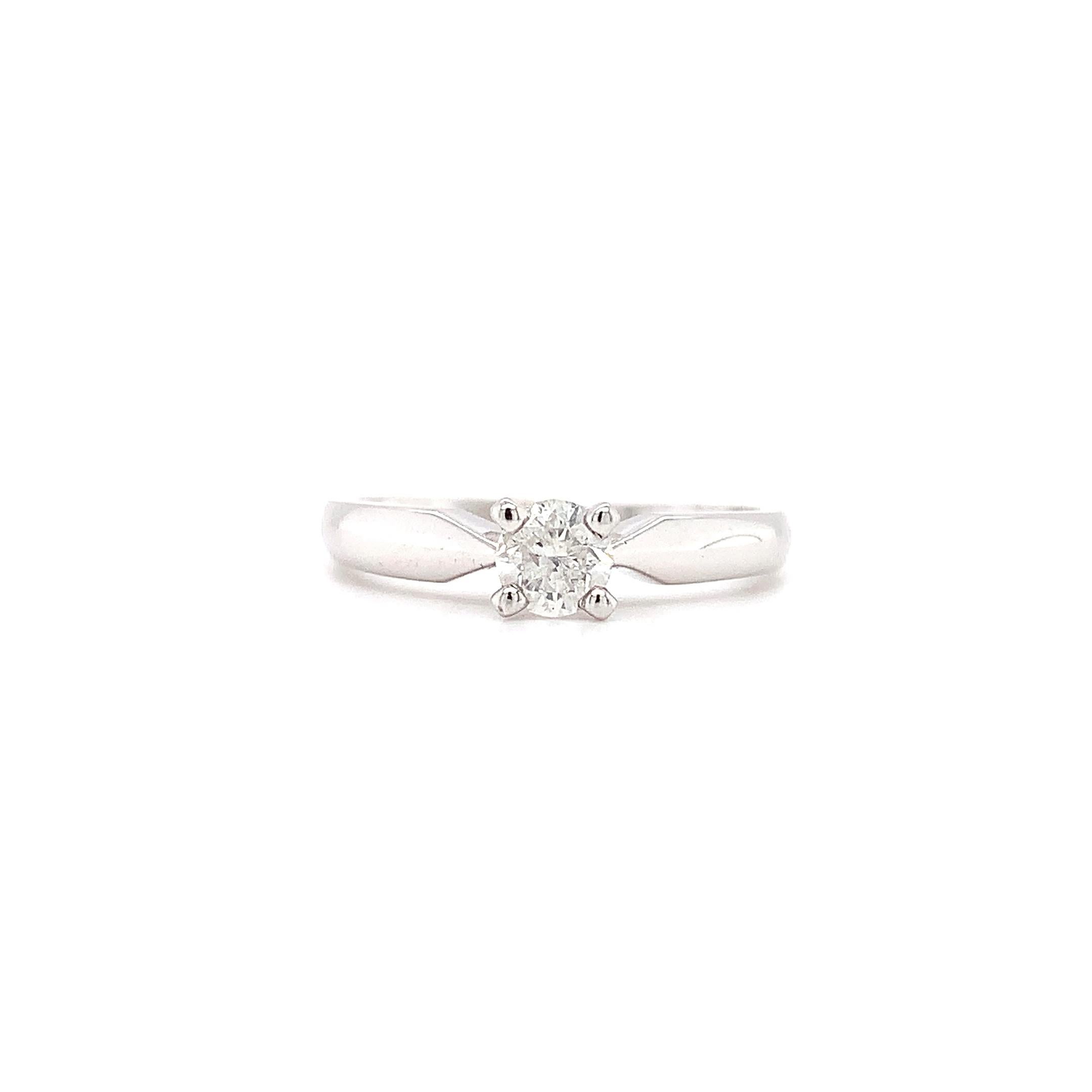 Round Cut Round brilliant diamond classic solitaire engagement ring 18k white gold For Sale