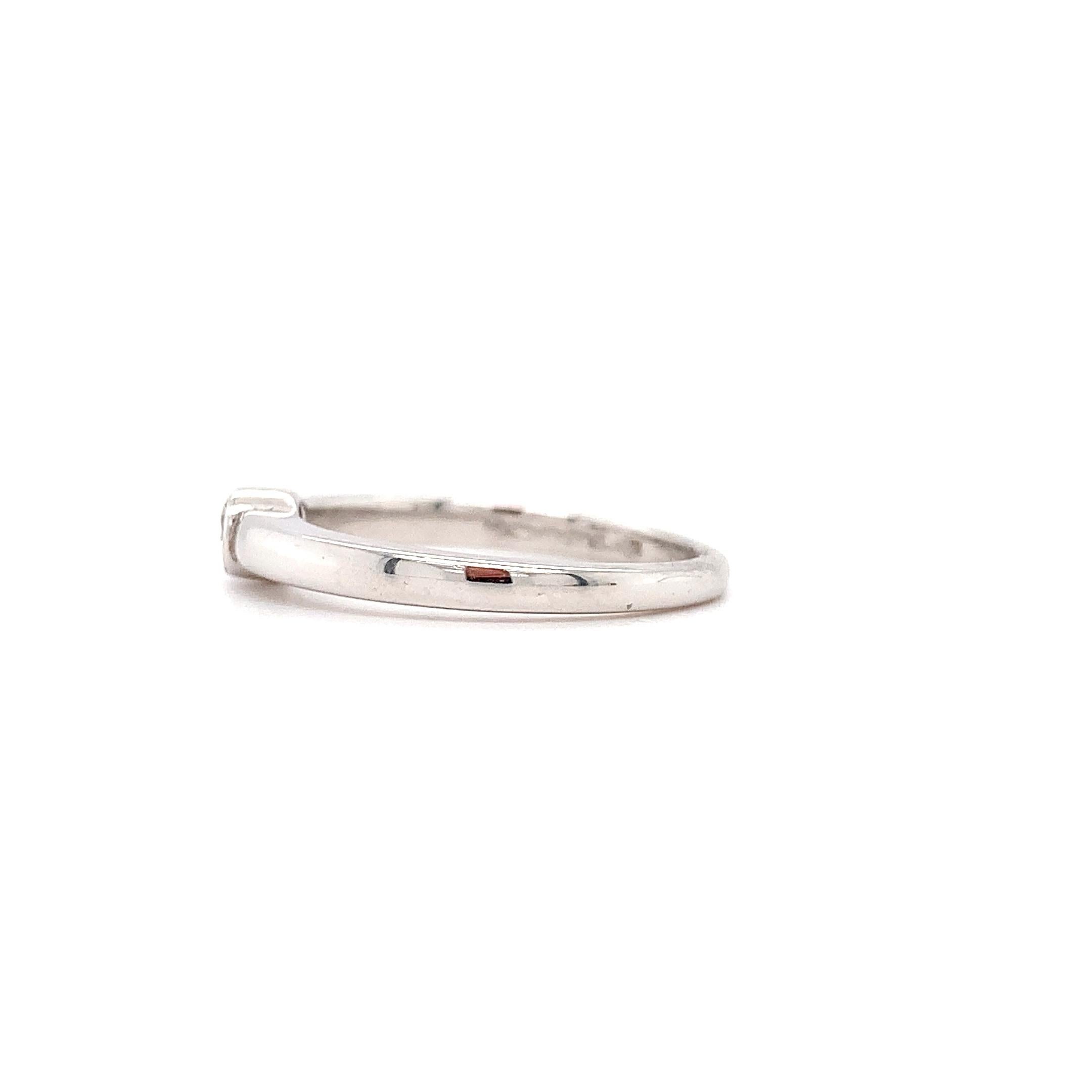 Round brilliant diamond classic solitaire engagement ring 18k white gold In New Condition For Sale In London, GB
