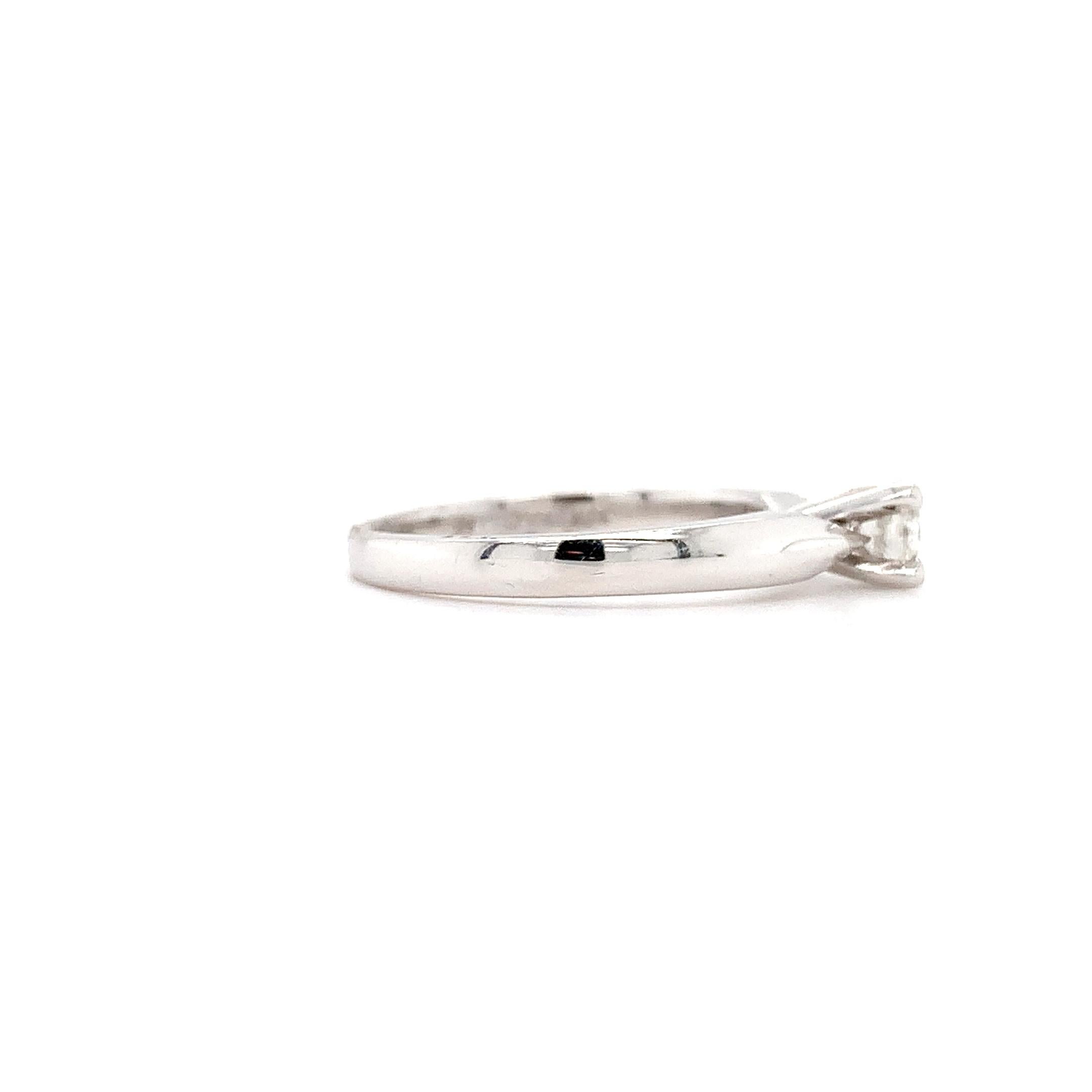 Round brilliant diamond classic solitaire engagement ring 18k white gold In New Condition For Sale In London, GB