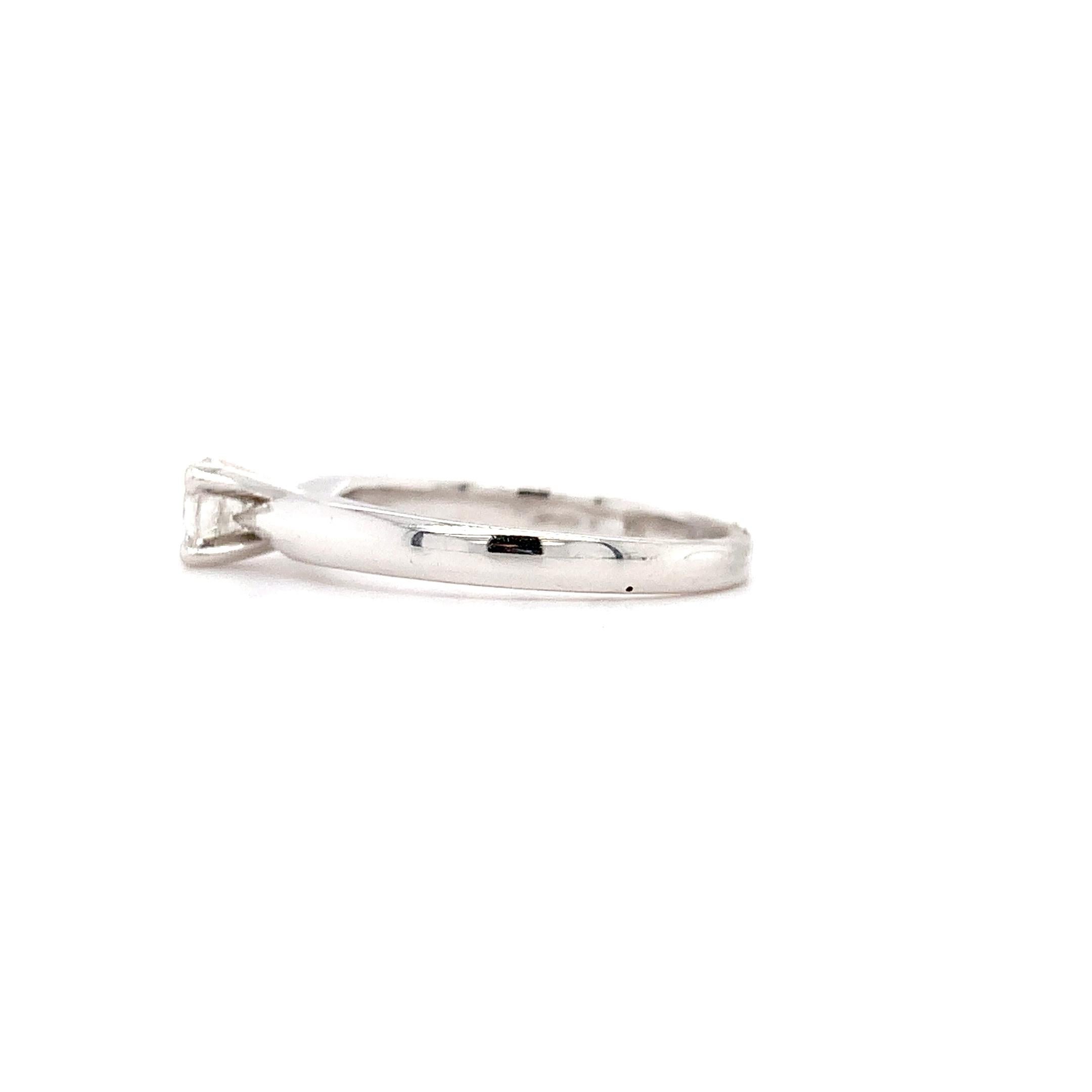 Women's Round brilliant diamond classic solitaire engagement ring 18k white gold For Sale