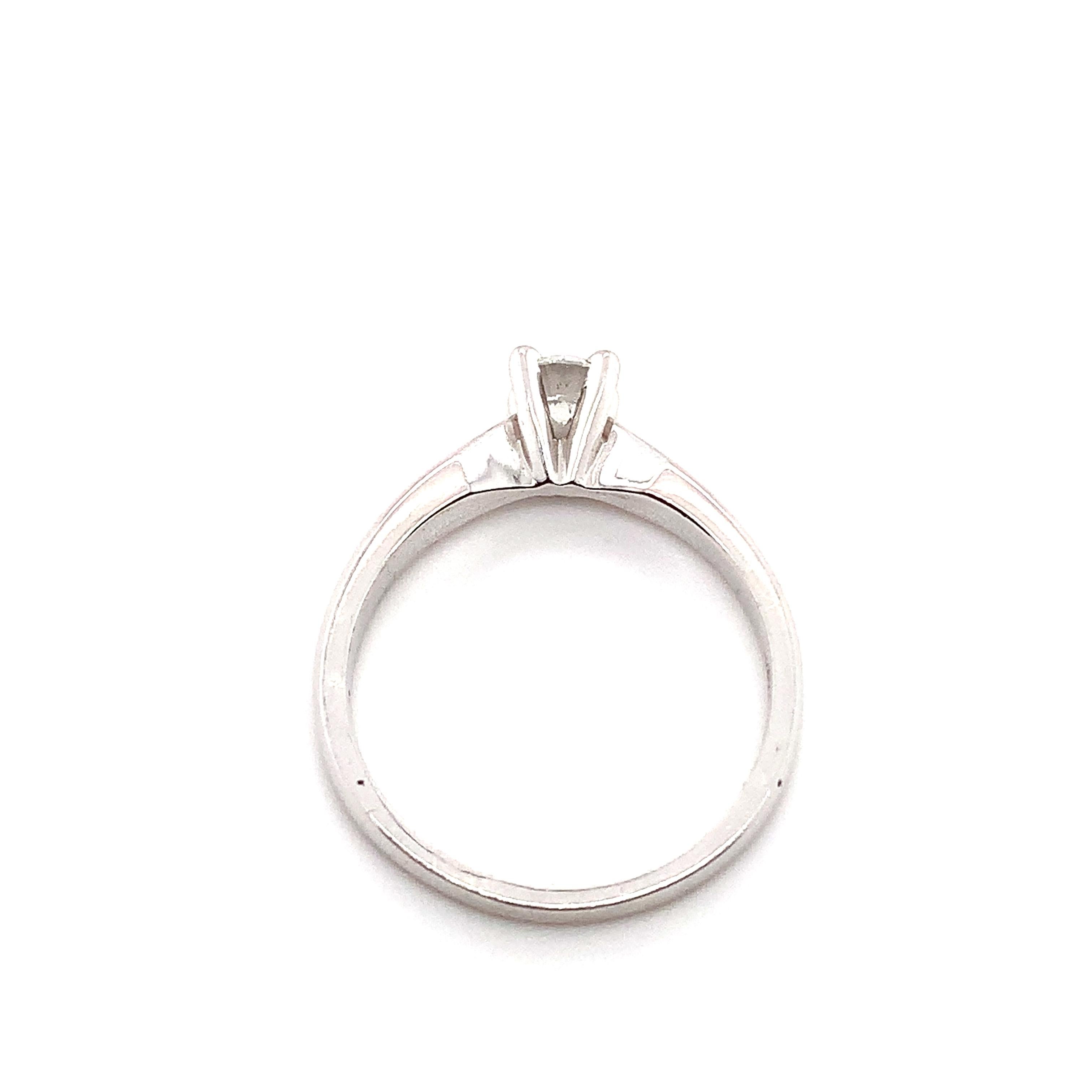 Round brilliant diamond classic solitaire engagement ring 18k white gold For Sale 1