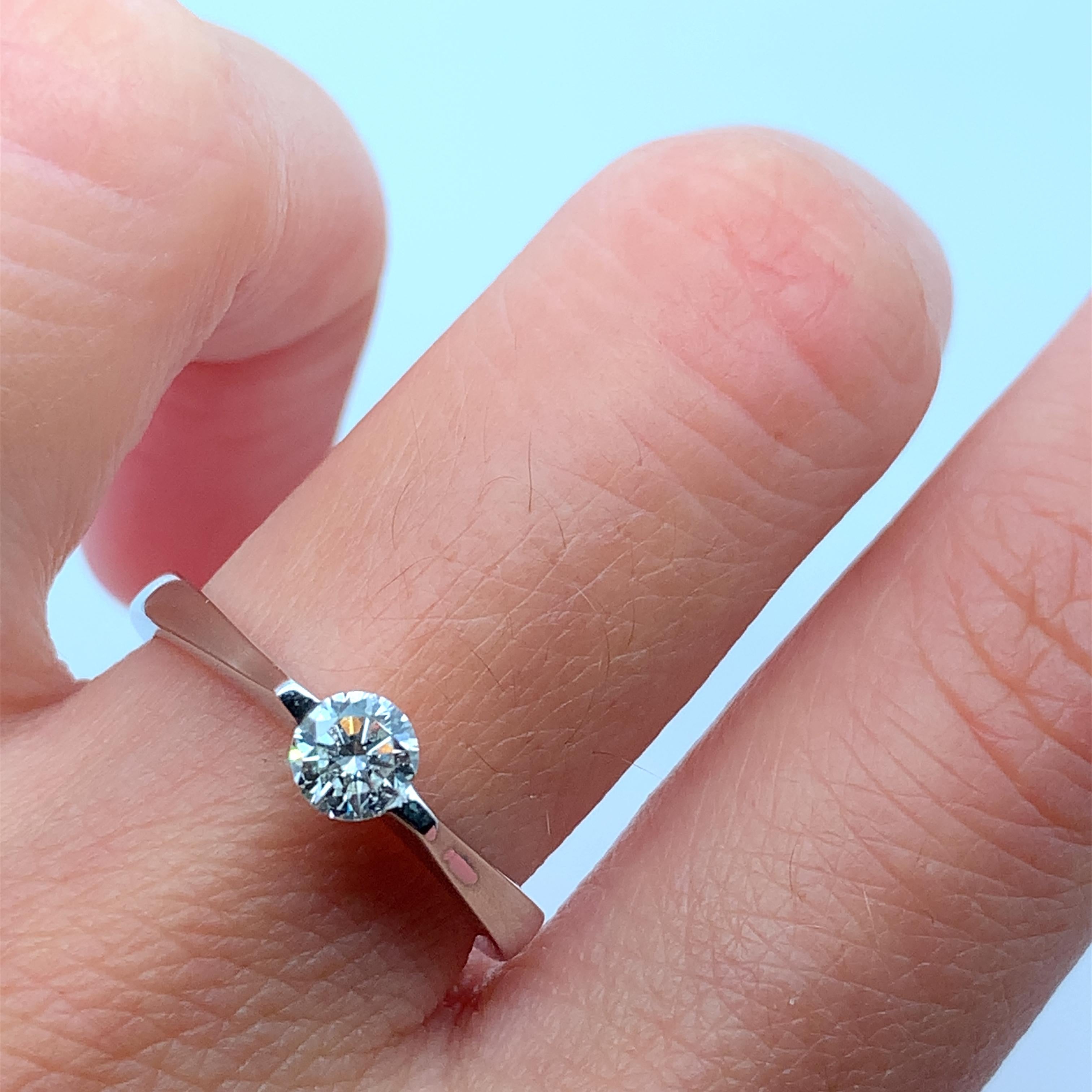 Questo bellissimo anello di fidanzamento con diamante rotondo solitario da 0,36 carati è un gioiello straordinario che renderà speciale ogni occasione. Realizzato in oro bianco da 18 ct, questo anello presenta un diamante di qualità eccellente con