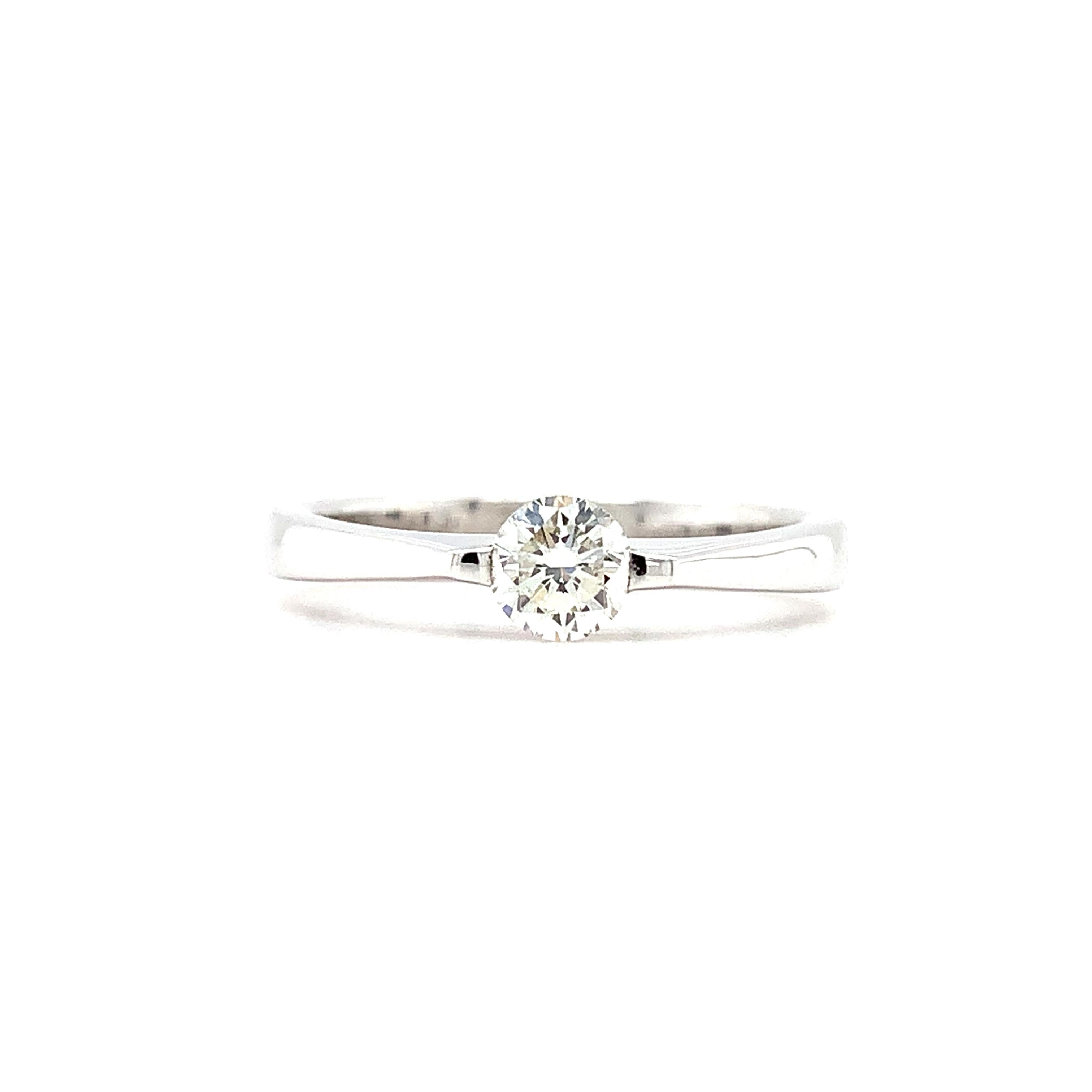 Moderno Anello di fidanzamento fluttuante con diamante rotondo brillante classico solitario in oro 18k in vendita