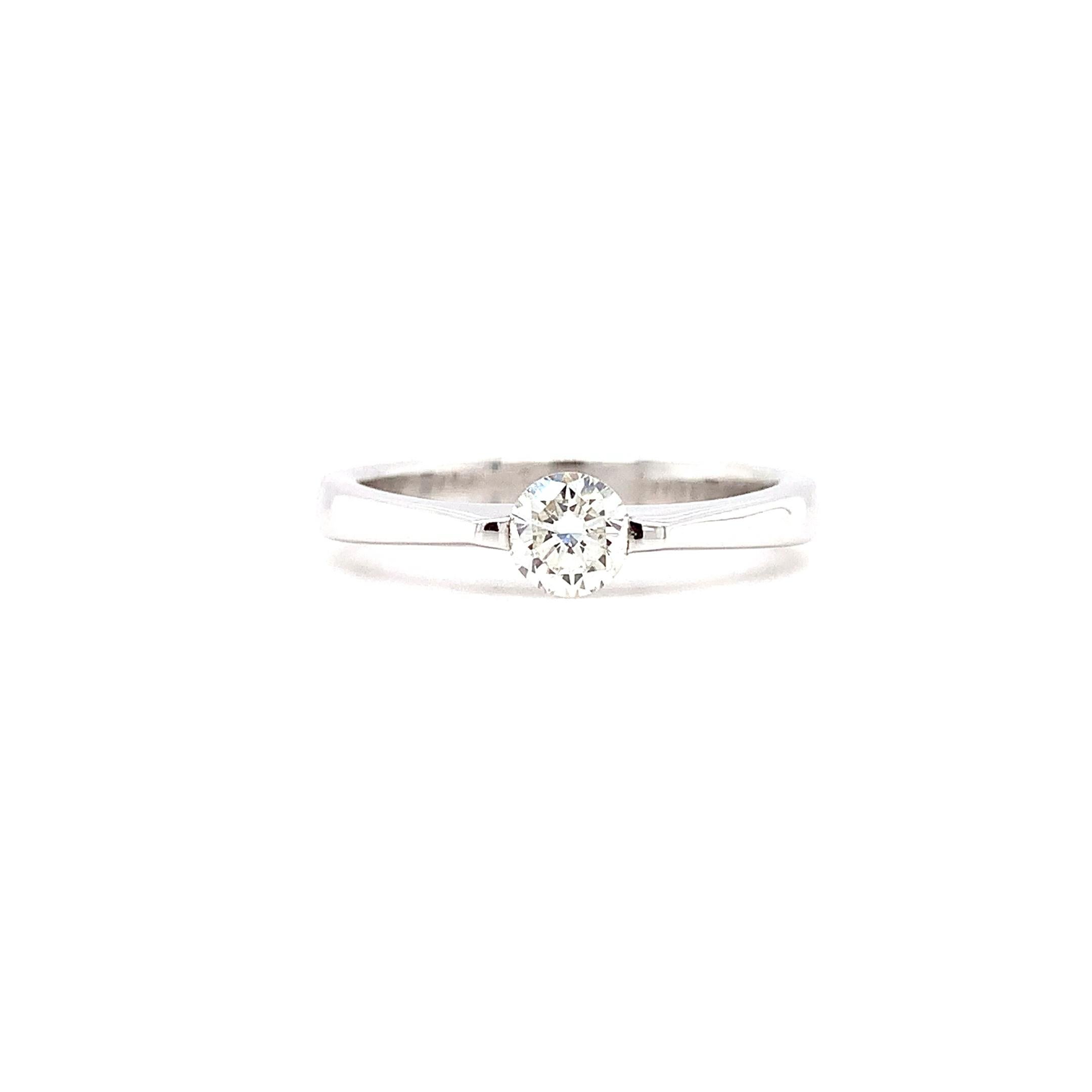 Donna Anello di fidanzamento fluttuante con diamante rotondo brillante classico solitario in oro 18k in vendita