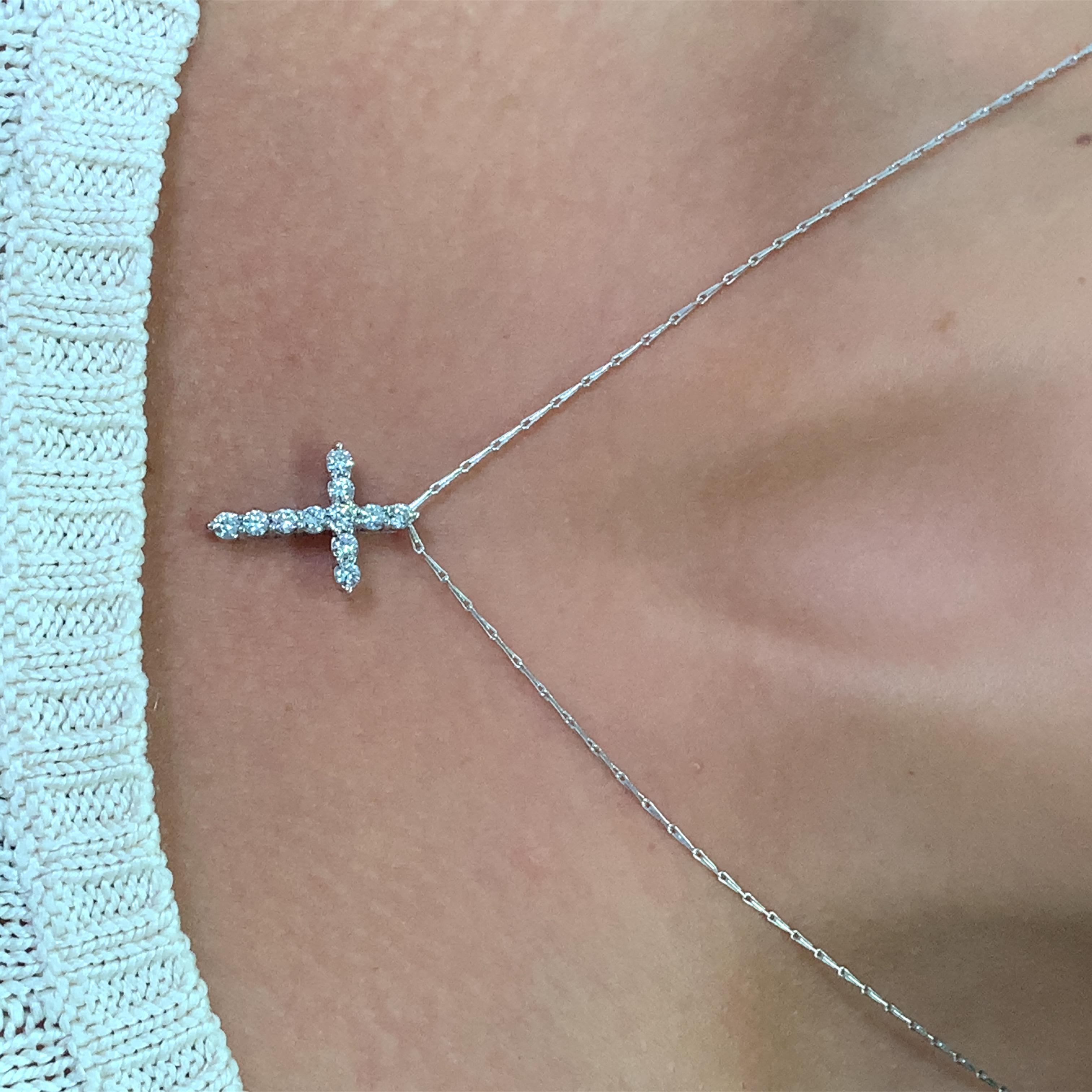 1.00ct Diamond cross pendant necklace eternity in 18k white gold chain.

Chunky large diamonds cross catholic pendant necklace in 18ct white gold solitaire pendant.

Diamonds great quality G colour VS SI clarify.

Hallmarked.

Chain length 18