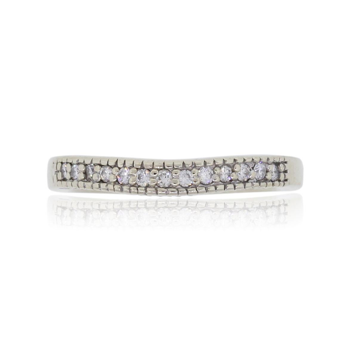Matériau : Or blanc 14k
Détails des diamants : Environ 0,50ctw de diamants ronds et brillants.
Taille de la bague : 6 (peut être ajustée)
Mesures de l'anneau : 0.82″ x 0.12″ x 0.80″
Poids total : 3,2 g (2dwt)
Détails supplémentaires : Cet article