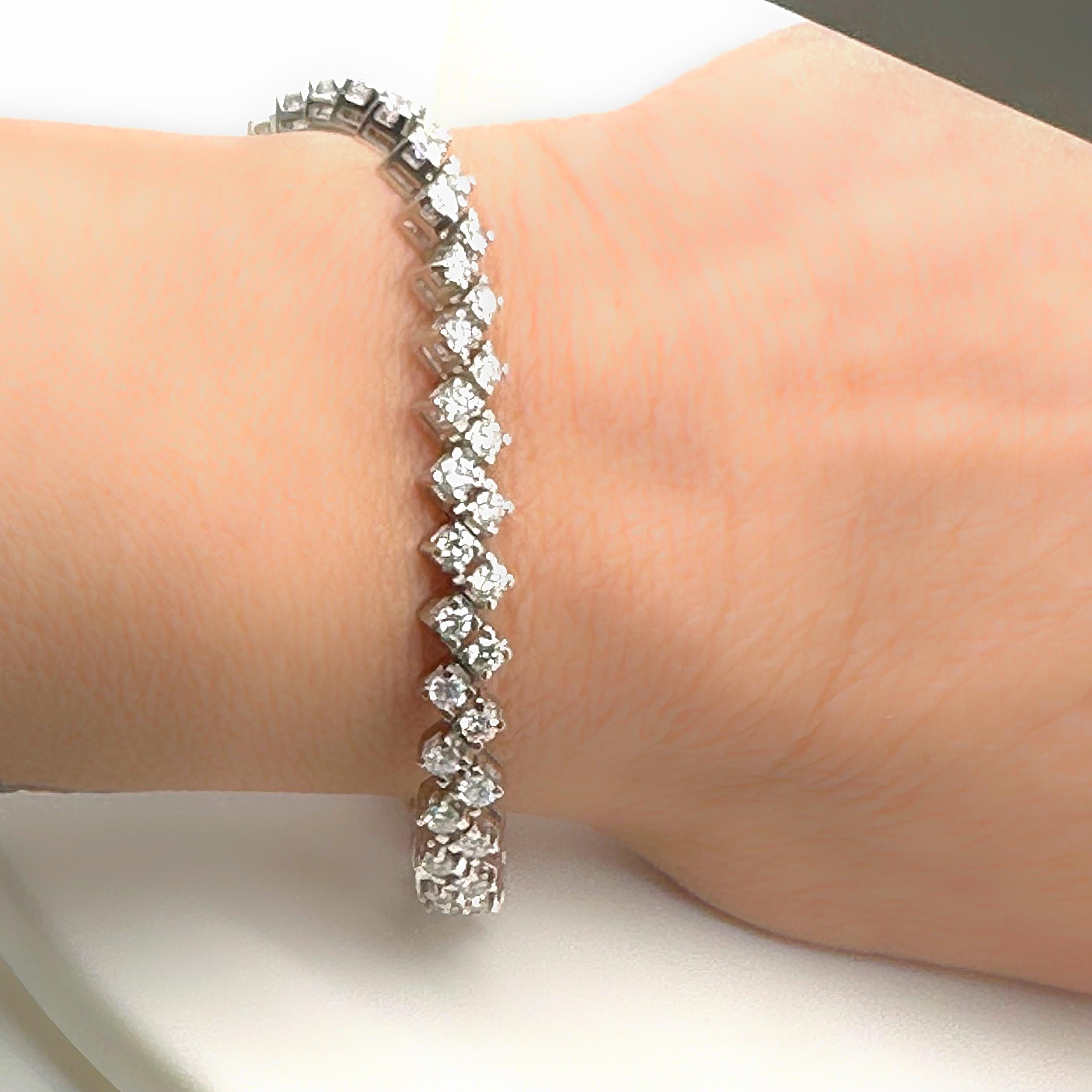 Round Brilliant Diamond Double Row 5.62 Tcw Tennis Bracelet in 18kt White Gold For Sale 4