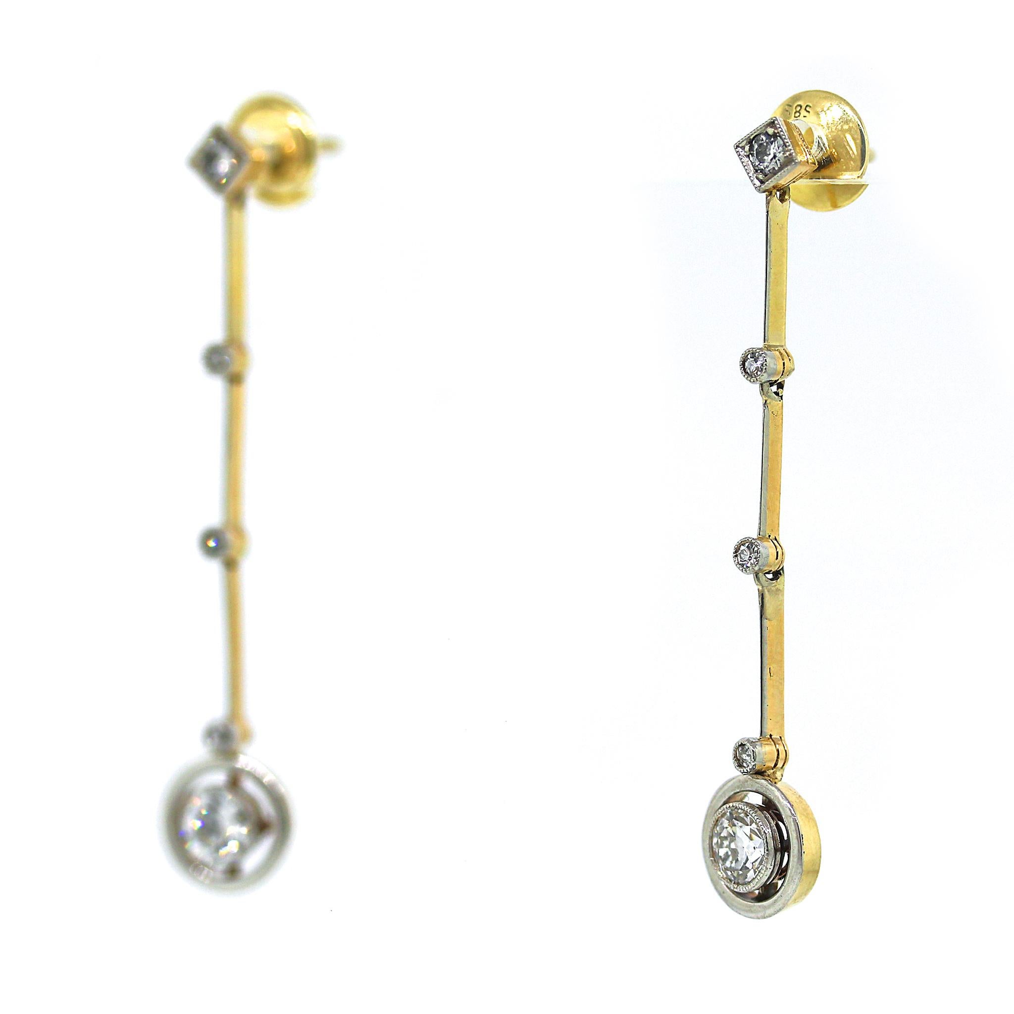 Round Brilliant Diamond Drop Hanging Earrings In Good Condition For Sale In New York, NY