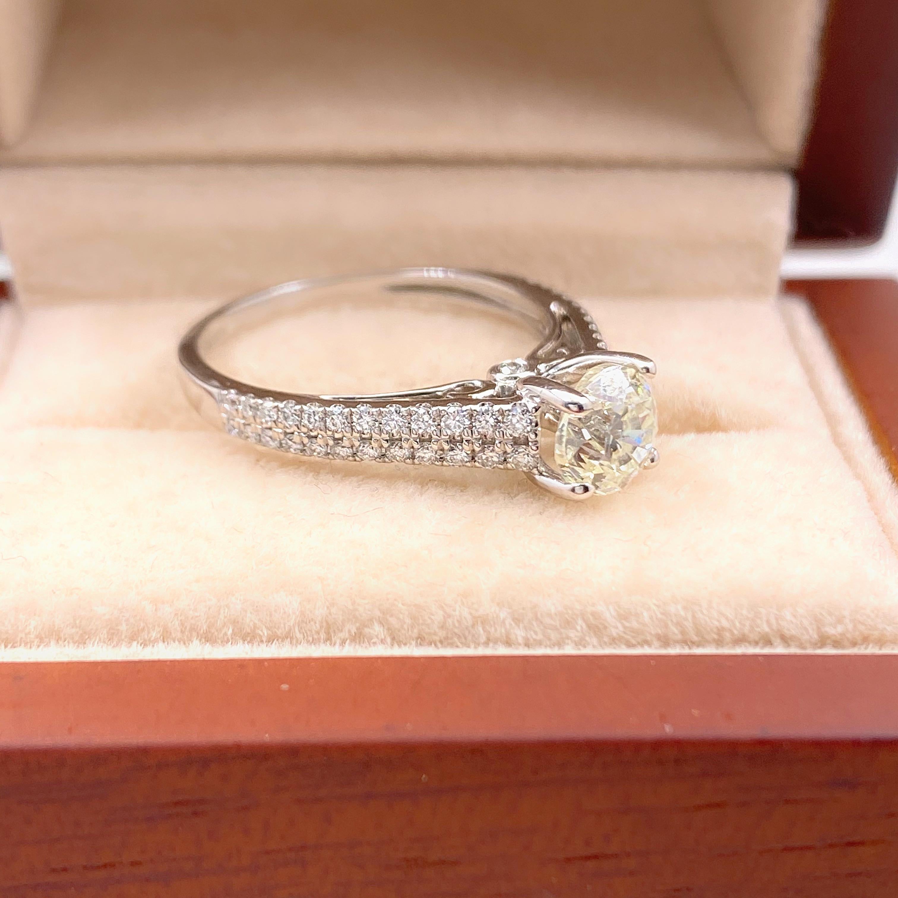 Round Brilliant Diamond Engagement Ring 1.40 Carat 18 Karat Gold For Sale 2